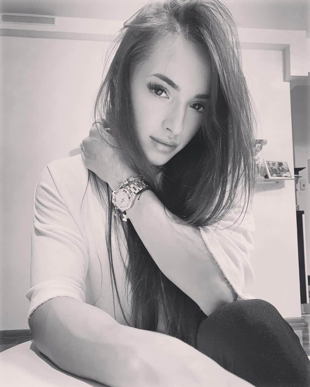 ラリサ・ヨルダケのインスタグラム：「trust the timing of your life 🖤」
