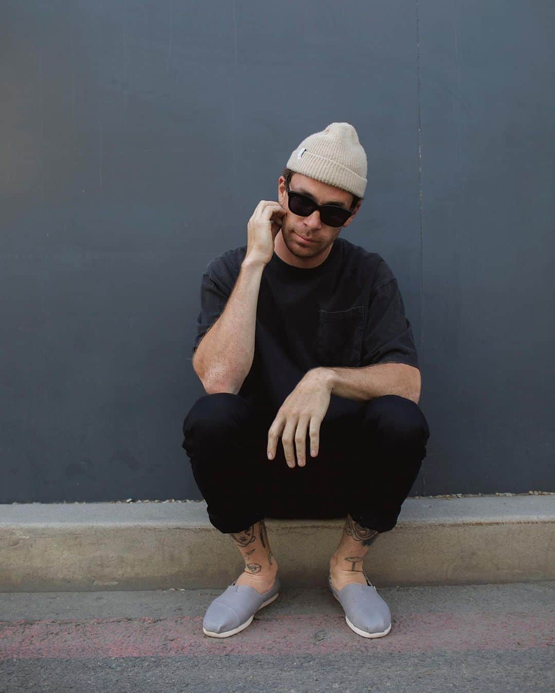 トムズシューズのインスタグラム：「You never forget a Classic (featured: our Alpargata in Grey and the Jacqui Sunglasses).」