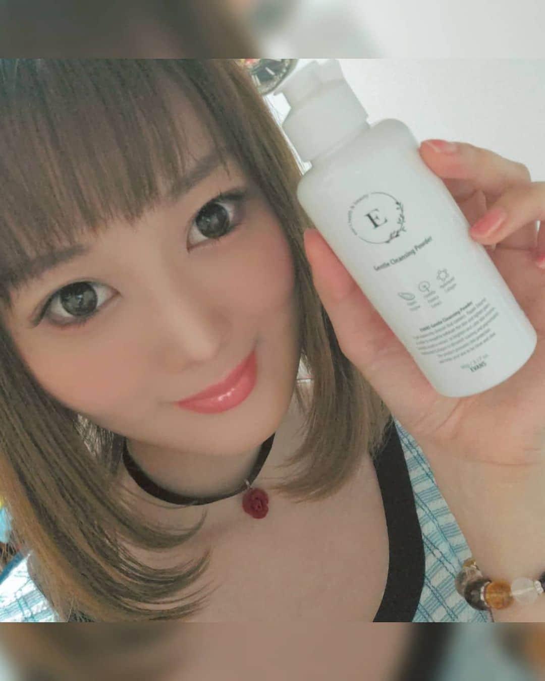 のインスタグラム：「@evans_japan の韓国コスメ♥エバンス酵素洗顔 お休み前のケア🥱🛀  ツボクサエキスとあう成分が入っており、 これは肌の潤いを保つ保湿力にすぐれているので 洗顔後の乾燥を防げるし、肌に合わせた弱酸性で 作られてるよ！！  必要な油分は残すしてくれるので 敏感肌や乾燥肌の方にもオススメ商品😍💕  面白いのが、蓋を開けると細かいパウダー粒子が！！  これを水で泡立てます。  パウダーだから、キメの細かい泡が毛穴の奥まで 入り込んで汚れを浮かせ取るので 毛穴汚れもスッキリ & 肌を清潔にするので、 ニキビ予防にもOK(｡♡‿♡｡)  さらにパパイヤ酵素で角質と角栓ケア🎶 くすみなどの汚れや古い角質にアプローチ🤗  肌のトーンが明るくなってるよーな気がする！ お肌の軽いメイクなら落ちます😁😁  🌸公式HP🌸 https://midas-shop.com/products/gentle-cleansing-powder-evans  ◆500円off → クーポンコード [ 2Y9YZR CEDE4W ] ◆9月末まで送料無料  #酵素洗顔 #酵素洗顔パウダー #EVANS #エバンス #韓国コスメ #敏感肌 #スキンケア #pr #cosmetics #ジェントルクレンジングパウダー #シカクリーム #ツボクサエキス #肌荒れ #ニキビ　#コスメ好き #コスメ #美容家 #美容 #美容すきな人と繋がりたい #Beautycare #beautyandthebeast #beautiful #cosme #新商品 #酵素 #洗顔 #skincare #韓国」