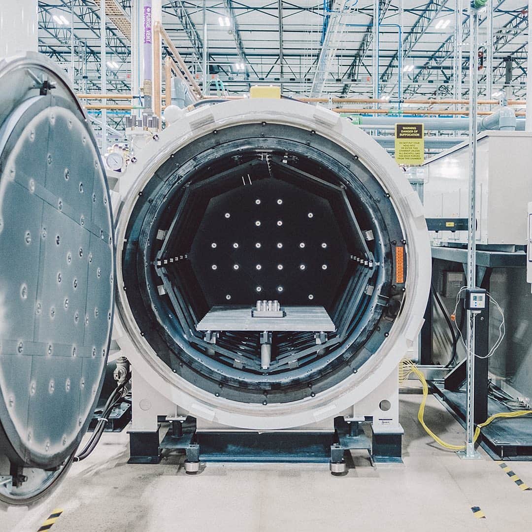 GeneralElectricのインスタグラム：「If you’re looking for a new oven to perfect your sourdough bread, this isn’t it.   Filled with argon or nitrogen, these giant ovens are actually used to cure additively manufactured metal pieces after they’re printed. #additivemanufacturing #3DPrinting」