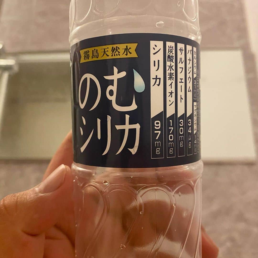 カバのインスタグラム：「本日のでぶ活。 血圧計も買い、のむシリカも始めました。本気で健康体になろうとしてます。あとはマクドでバーガー3個食べるの辞めてココイチで500g食べるの辞めて吉野家とすき家のはしご辞めて特保やからってコーラプラスを1日3本飲むの辞めて甘いチョコと塩っけポテチの交互喰い辞めてお腹が空いたというよりまだ食べれるって感覚で食事始めるの辞めてほんまは普通盛りでええのに俺プロのデブやからって意味わからんこと言うて大盛りや特盛り頼むのや辞めて俺マヨネーズよりぽん酢派やねんって言うてほんまは直で飲めるくらいマヨネーズ好きやのにあえてぽん酢派アピールするの辞め、いやこれはこのままでええとして辞めなあかんこと多すぎひん？けど運動始めたら全部継続でええって話よね？やりますやります。とりあえず風呂上がってコーラ飲も。 あぁ、痩せたい！ . . #本日のでぶ活 #でぶ活 #のむシリカ #飲んだ後に目をつぶって全身に染み渡るイメージをします #その時どうしてもコーラがよぎる #たまにカルピス #あぁ、痩せたい」