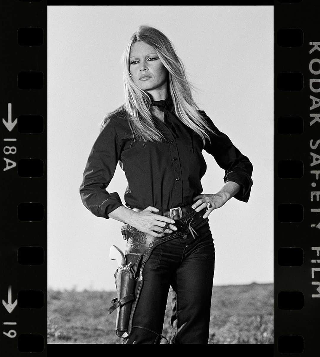 LOVE MAGAZINEのインスタグラム：「For over six decades, the late photographer Terry O’Neill (@terryoneillofficial) remained one of the most prolific in British history, capturing Brigitte Bardot, David Bowie and more at their most candid. Celebrating his remarkable work, a new retrospective exhibition at @zebraonegallery will reveal 13 unseen images from his archive of 2 million negatives.  “Terry was lifelong friends with these people, shooting them for their entire lives, so he got extraordinary access and truly knew them,” shares curator Gabrielle Du Plooy. “He was able to capture them in the way that only somebody who knew them intimately could.”   ’Terry O’Neill: The Vintage Collection’ will run from 15th-29th September at @zebraonegallery. Read the full interview with the curator online now.」