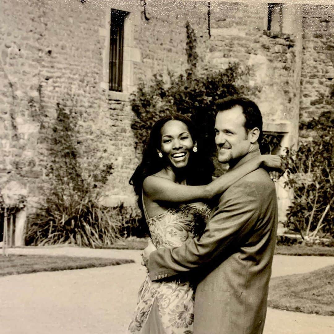 のインスタグラム：「20 years ago today, this incredible woman and I married and began our journey together. Making memories every step of the way. I love you Kira and because of you, I laugh a little harder, cry a little less, and smile a lot more. Happy Anniversary babe.」