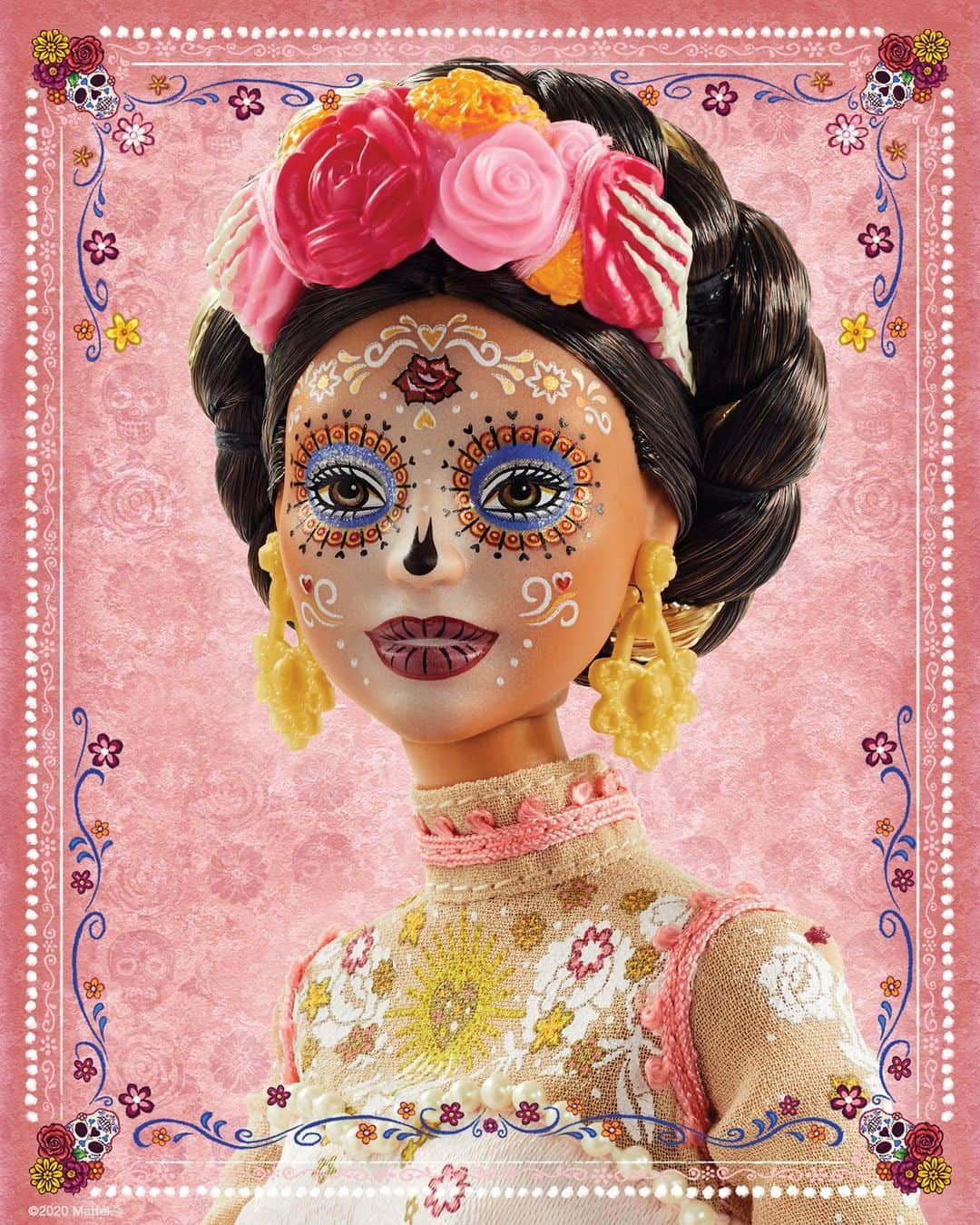 バービーさんのインスタグラム写真 - (バービーInstagram)「Barbie celebrates the time-honored tradition of #DiaDeMuertos with a new collectible doll honoring the symbols and rituals of the holiday.   From the delicate lace embroidered dress, to the captivating calavera face paint, the #Barbie Día de Muertos doll pays tribute to the customs of families around the world.」9月3日 0時28分 - barbie