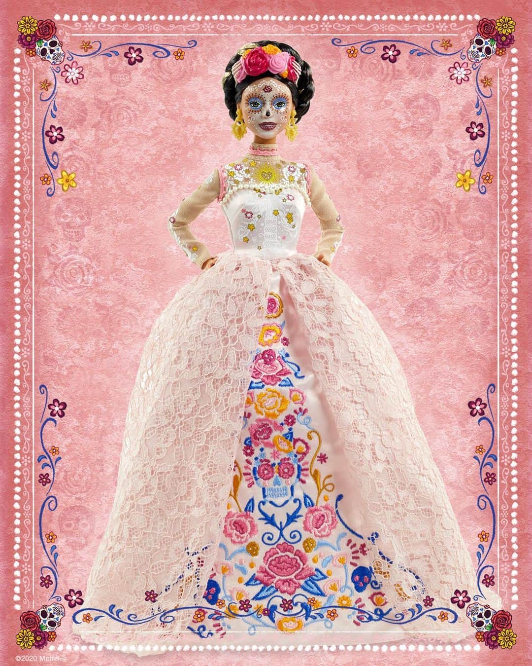 バービーさんのインスタグラム写真 - (バービーInstagram)「Barbie celebrates the time-honored tradition of #DiaDeMuertos with a new collectible doll honoring the symbols and rituals of the holiday.   From the delicate lace embroidered dress, to the captivating calavera face paint, the #Barbie Día de Muertos doll pays tribute to the customs of families around the world.」9月3日 0時28分 - barbie