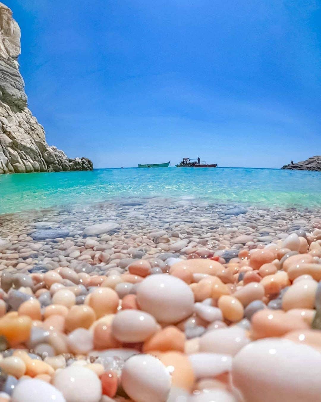 Discover Earthさんのインスタグラム写真 - (Discover EarthInstagram)「Those stone sure look like eggs ! "Seychelles beach!!! There are not eggs by any mean😂" 🇬🇷 #discovergreece  with @giannistsou.1  #seychellesikaria #greece #beach #eggs」9月3日 0時30分 - discoverearth