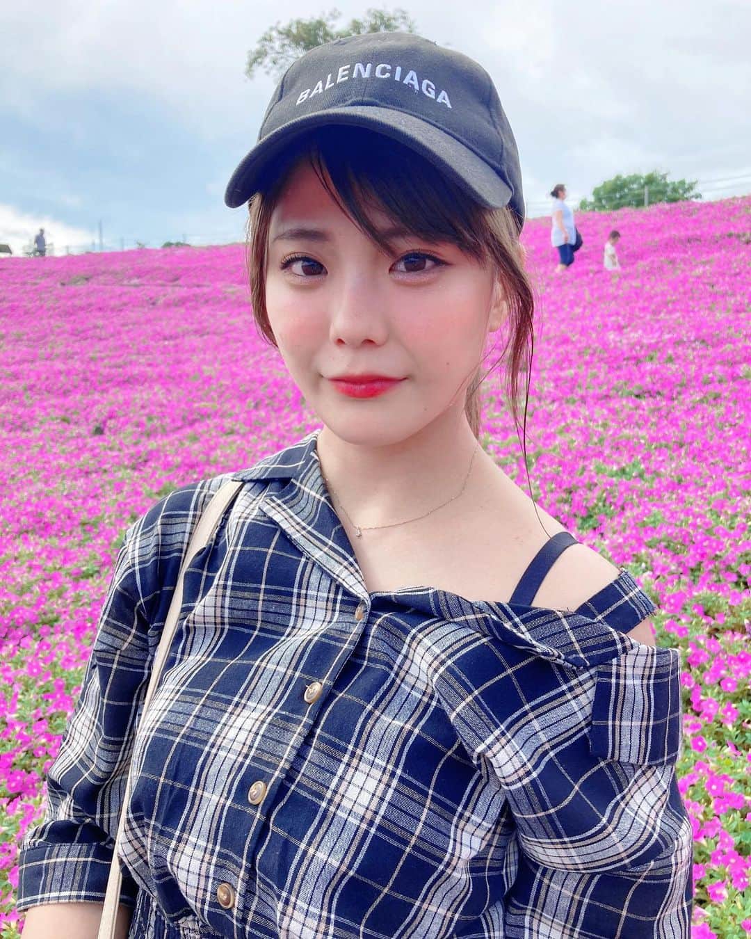 川村虹花のインスタグラム：「ちょこめしの最後の撮影で、マザー牧場いってきました☺️💗 何をしたかはお楽しみ👍🏻 #マザー牧場 #お花畑」