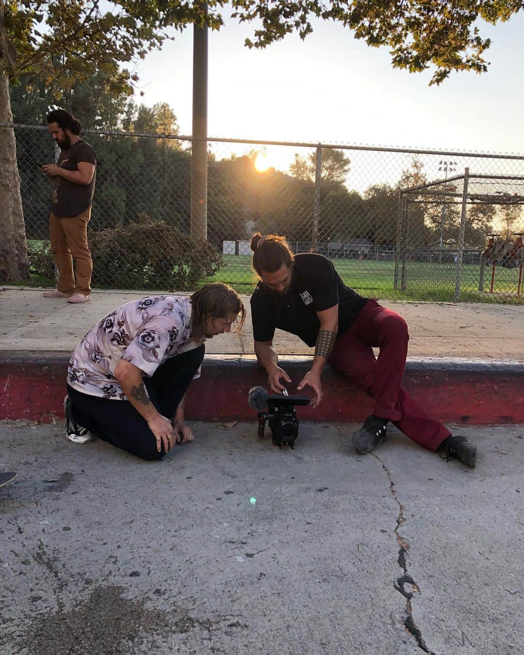 ジェイソン・モモアさんのインスタグラム写真 - (ジェイソン・モモアInstagram)「another amazing day with these legends  my lil homie @erikellington and his lil homie lil mofo MULE.  also the @beagleoneism AKA WATER BOY quenching aquaman found myself with out some mananalu  mahalo my braddah. the lil GOAT @kevinspankylong finally we meet. huge inspiration to me. love ya bud. and @captainriff @da_bray living the dream  love u all. super stoked to shoot you guys. @reddigitalcinema @leitzcine  aloha j」9月3日 0時52分 - prideofgypsies