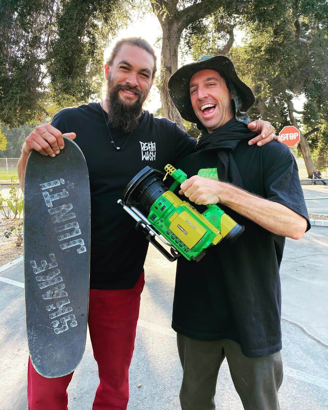 ジェイソン・モモアさんのインスタグラム写真 - (ジェイソン・モモアInstagram)「another amazing day with these legends  my lil homie @erikellington and his lil homie lil mofo MULE.  also the @beagleoneism AKA WATER BOY quenching aquaman found myself with out some mananalu  mahalo my braddah. the lil GOAT @kevinspankylong finally we meet. huge inspiration to me. love ya bud. and @captainriff @da_bray living the dream  love u all. super stoked to shoot you guys. @reddigitalcinema @leitzcine  aloha j」9月3日 0時52分 - prideofgypsies