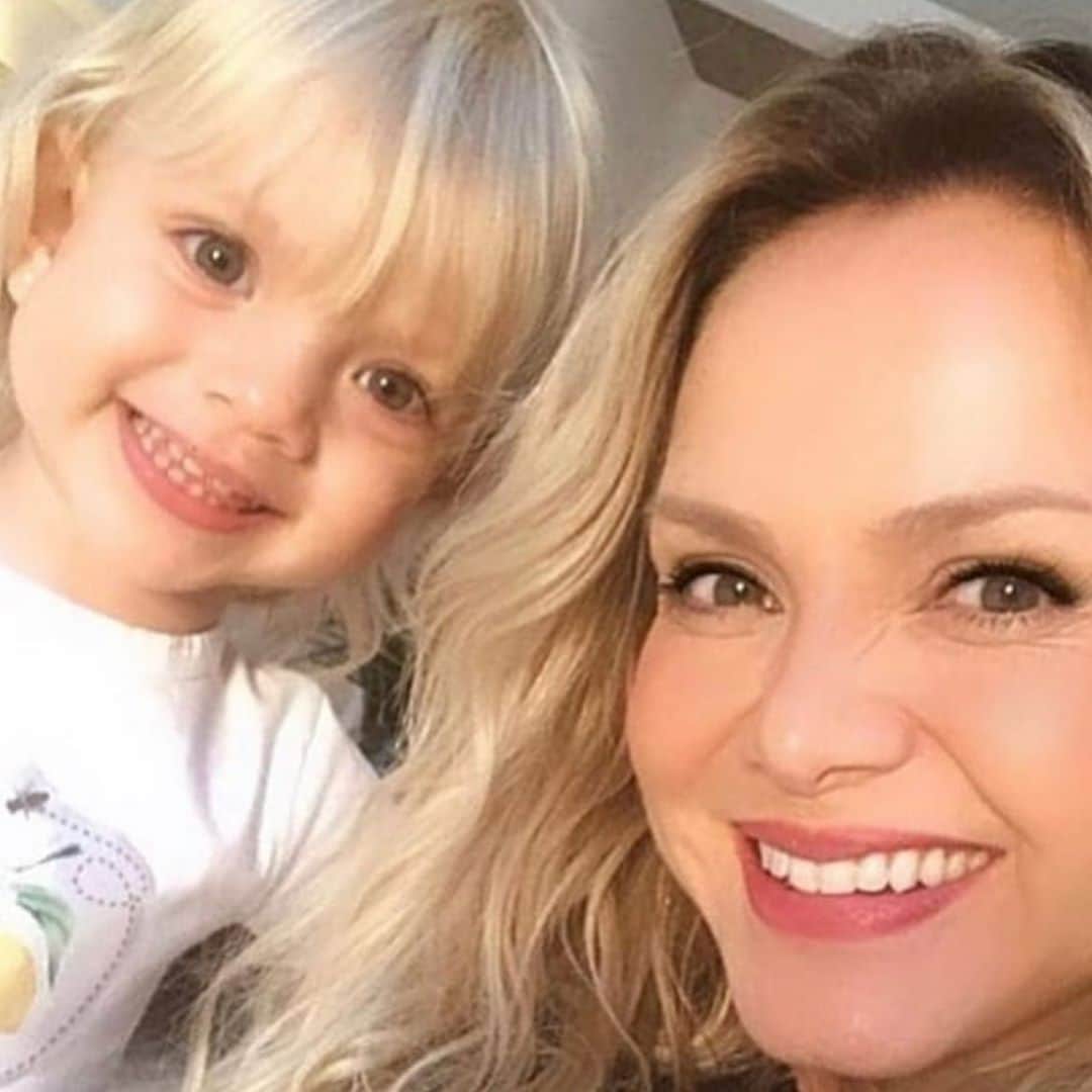 Eliana Michaelichin Bezerraのインスタグラム：「Ela já vai fazer 3 aninhos. Como o tempo voa! Promete que não vai crescer tão rápido filha? #milagrinho #obrigadadeus #mariapassanafrente #manuelamrseminstagram #amordemãe」