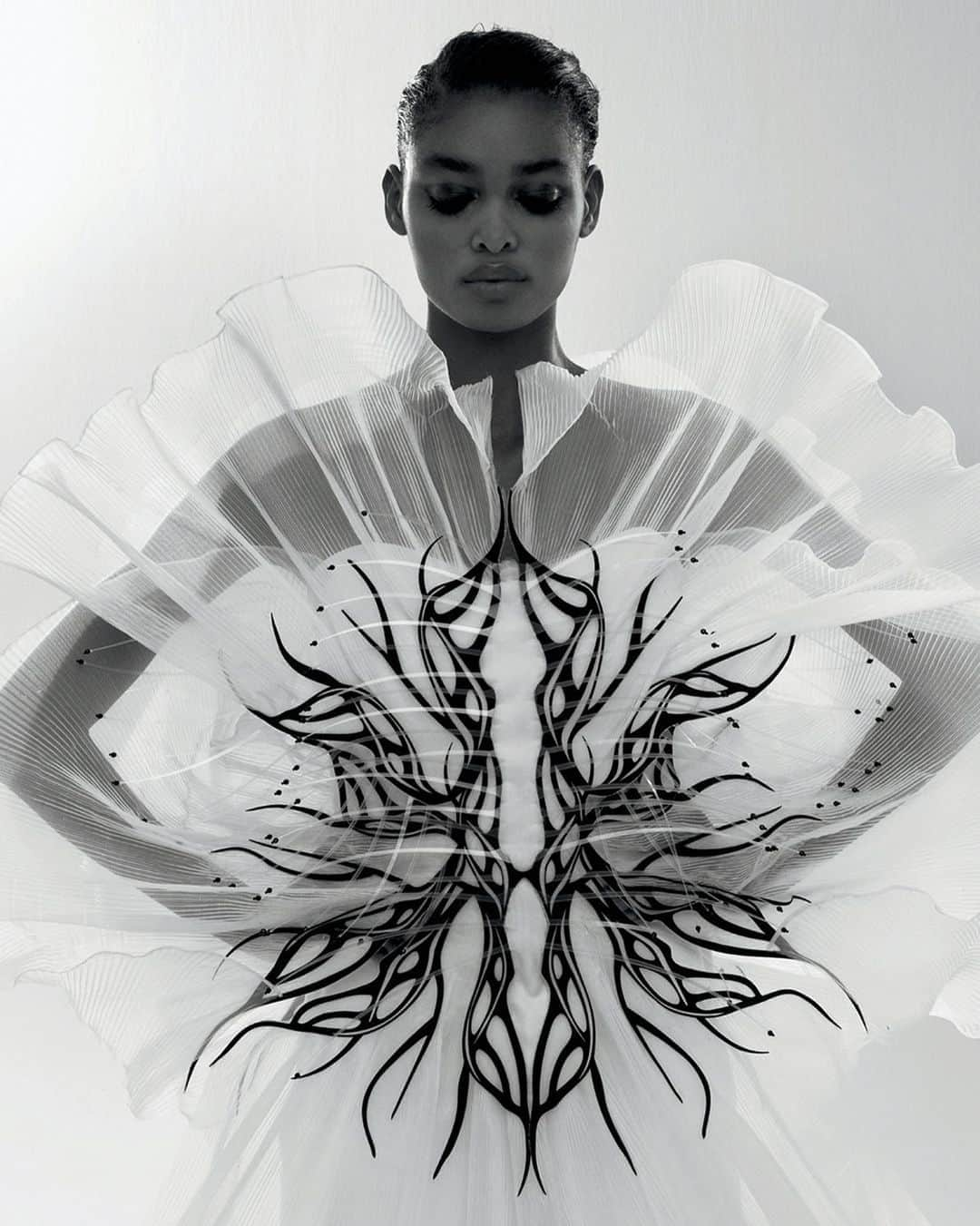 Iris Van Herpeさんのインスタグラム写真 - (Iris Van HerpeInstagram)「The 'Transmotion' dress in bloom for @NumeroMagazine's September cover story, lensed by Jean-Baptiste Mondino ~  Creative Direction: @BabethDjian  #irisvanherpen #couture #transmotion #numeromagazine」9月3日 1時01分 - irisvanherpen