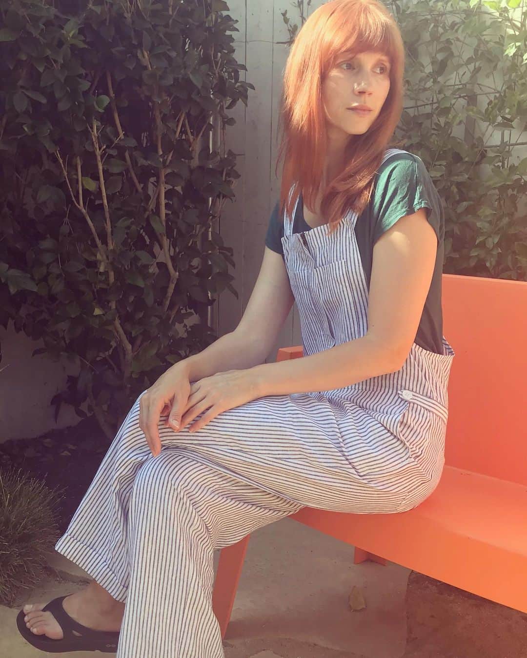 ジュリー・マクニヴンのインスタグラム：「In LOVE with my #NowGenXKohls overalls! So proud of my talented friend @nowandgen for designing her own line of cute clothes at @kohls  . Paired with a green tee, a bikini top, and a maroon peekaboo midriff.  . Part of her proceeds will be donated to @greenforall_official !  . More pics and link in stories.」