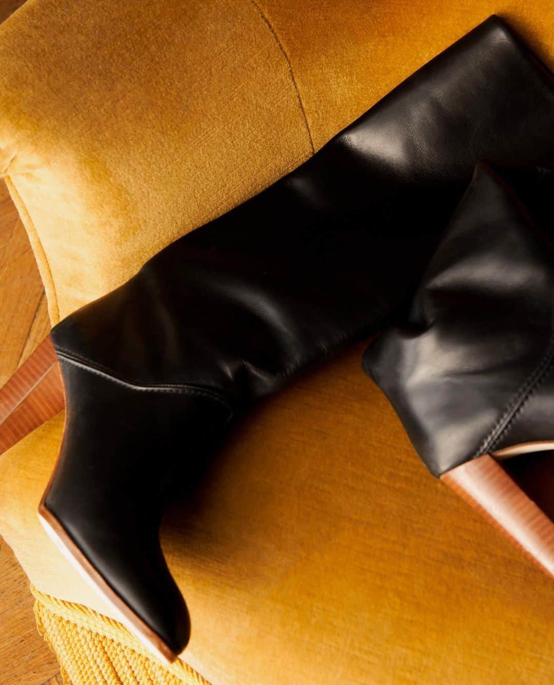 バネッサ・ブリューノさんのインスタグラム写真 - (バネッサ・ブリューノInstagram)「Prêtes pour l'automne avec nos bottes en cuir noir !⁠⠀ ⁠⠀ Get ready for fall with our black leather boots!⁠⠀ ⁠⠀ #vanessabruno #fall #bootsoftheseason ⁠⠀」9月3日 0時58分 - vanessabruno