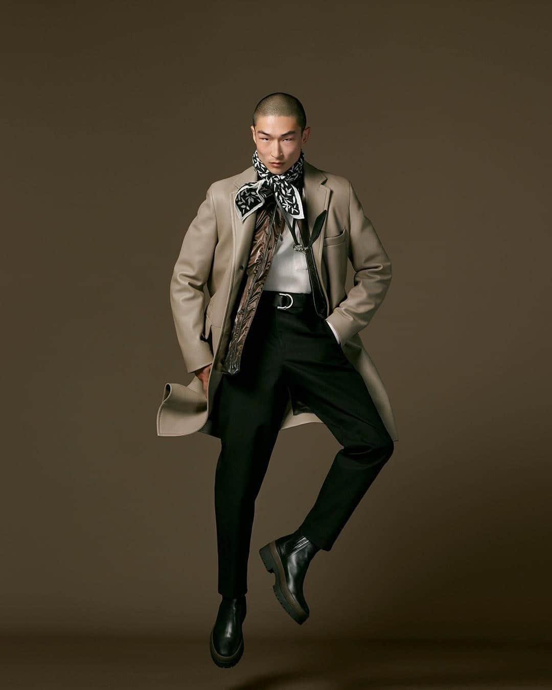 のインスタグラム：「License to fly.  #Lavishlayers #Straightcoat #1000feuillesscarf #Compactcottonsergetrousers  #Hermes  #HermesHomme #AutumnWinter2020」
