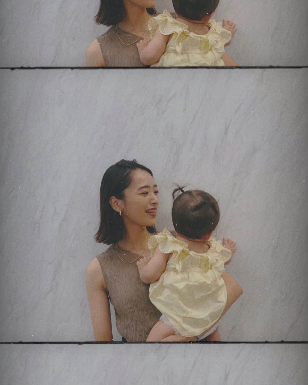 近藤千尋のインスタグラム：「次女さん10ヶ月💓 もうすぐ一歳なんて早い。。。😂 二人目の成長って早いって聞くけど こんなに早いとは❗️❗️❗️笑 最近は、ハーイ🙋‍♀️を覚えました❤️ 相変わらず夜起きるし寝不足だけど ぷにぷにの満面の笑顔を見ると頑張れる😂」