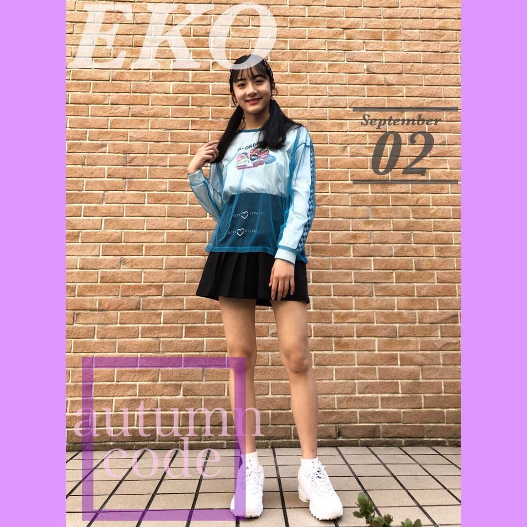 のインスタグラム：「ㅤㅤㅤㅤㅤㅤㅤㅤㅤㅤ﻿ 【ピンクラテTV #秋コーデ 🍁】﻿ ﻿ㅤㅤㅤㅤㅤㅤㅤㅤㅤㅤㅤㅤㅤ #エコ 💚（ @eko_ishiyama ）の秋コーデ💁‍♀️✨ ㅤㅤㅤㅤㅤㅤㅤㅤㅤㅤㅤㅤㅤ 秋が近づいてるけど、がっつり秋っぽい服を着るのはまだ早い、、、と思っている子にはこのコーデがおすすめ😻🌾 水色のシアー感がちょっぴり夏っぽくて爽やかな印象になるよ🏝✨ ㅤㅤㅤㅤㅤㅤㅤㅤㅤㅤㅤㅤㅤ ー﻿ #秋 #秋っぽコーデ #秋服  ー #PLTV #PINKlatteTV #ピンクラテTV﻿ #ピンクラテWEBモデル #ピンクラテ #ぴてぃーず ﻿ #花田姫佳 #石山えこ #菅井純愛 #松本優菜 #犬飼恋彩﻿ #JCモデル #YouTuber」