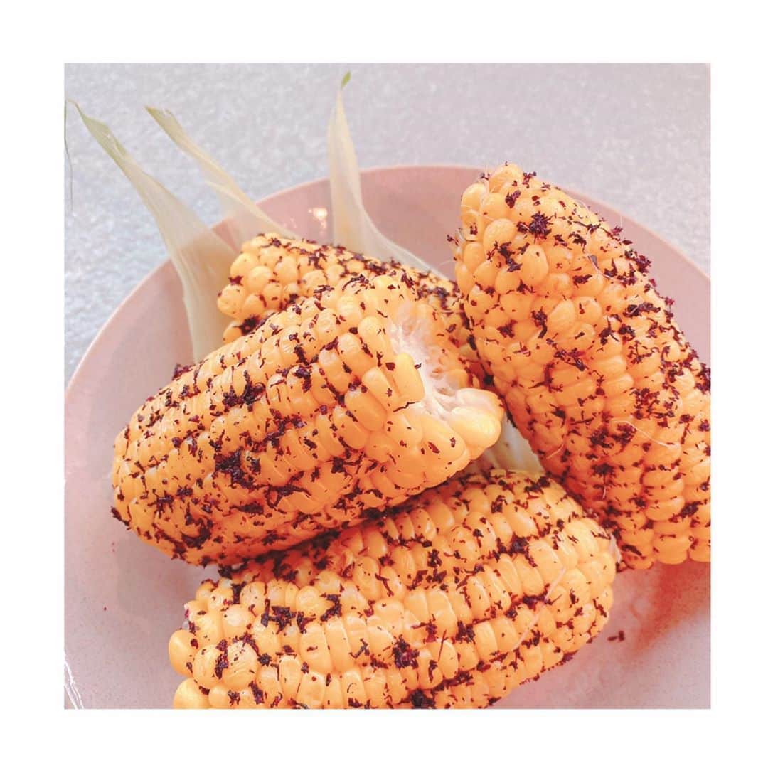 金子エミさんのインスタグラム写真 - (金子エミInstagram)「ゆかりのショッパ、スッパが夏にぴったり🤤🌽💜 これに芋焼酎は最高でしょう！ 泡盛でもいい！  今日は明日に備えて呑みません。  #とうもろこし #ゆかり あえ🌽🌽💜💜 ・ ・ #北海道#とうもろこし #晩ごはん　#前菜 #新たなレシピ #紫蘇とうもろこし　が美味しい🤤」9月2日 16時16分 - emikaneko1114