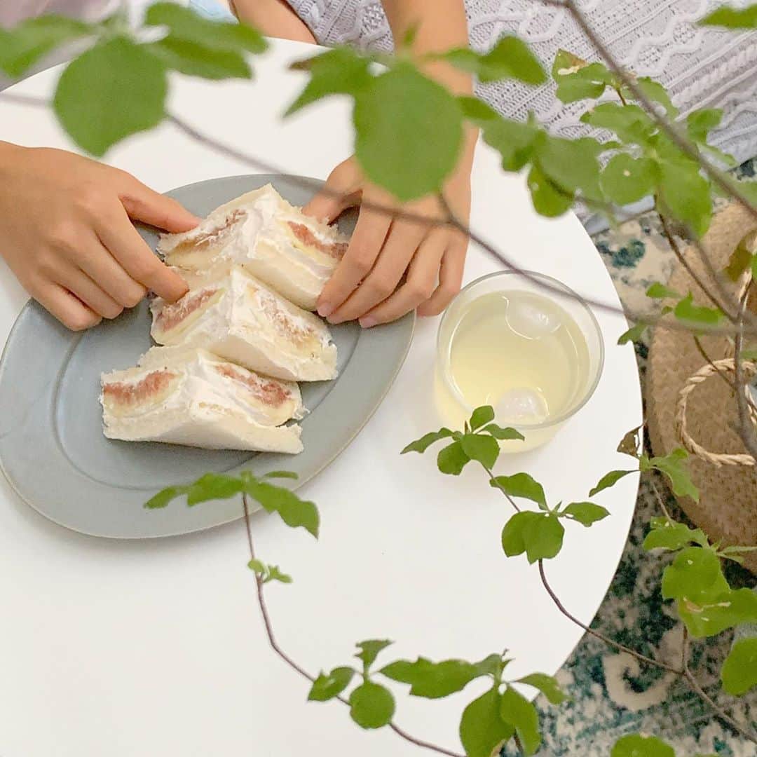 のインスタグラム：「#fruitssandwich  今日のおやつは いちじくのフルーツサンド♡ ヨーグルトの 水切りが甘かったから ちょと失敗だけど 美味しいからいいとしよう ・ ・ #fig #figs #figssandwich #desserts #sweets #todayssweets #今日のおやつ #おやつ #フルーツサンド #いちじく #無花果 #いちじくのフルーツサンド #水切りヨーグルト #おやつ作り #甘いもの #おうちカフェ #vsco #vscofood #vscocam」