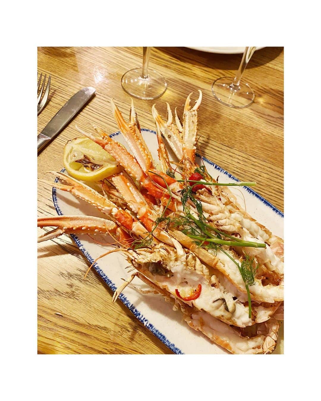 ギャランス・ドレのインスタグラム：「Hebridean langoustines with (7 kilos) of garlic butter, and chili 🤤😍😋」