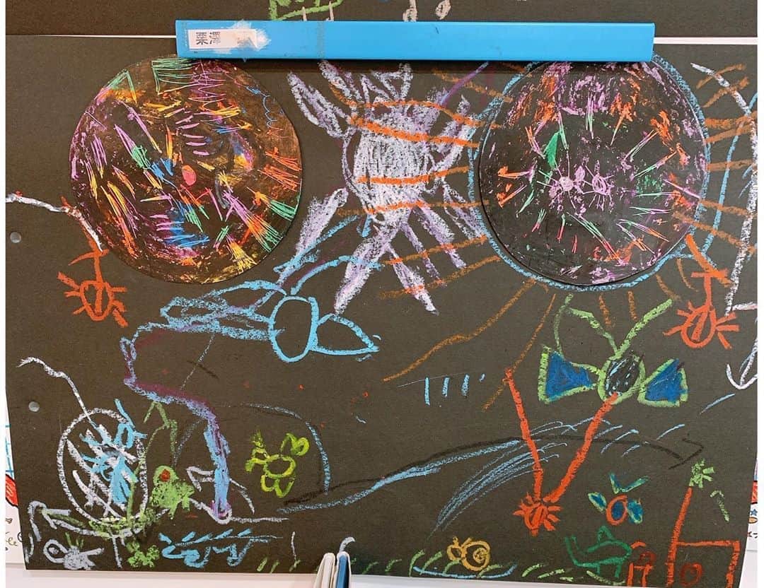 のインスタグラム：「息子くんが保育園で描いた絵。 テーマ「夏虫」だそうです。 好きだなー！ #５歳#息子#art」
