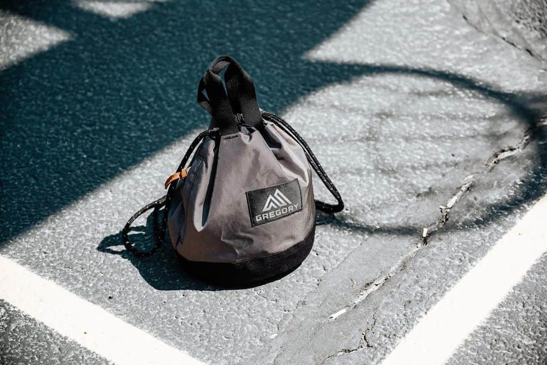 GREGORYのインスタグラム：「NEW COLOR｜CHARCOAL﻿ ﻿ モダンなカラーが印象的な「チャコール」﻿ ﻿ #グレゴリー﻿ #チンチバッグ」