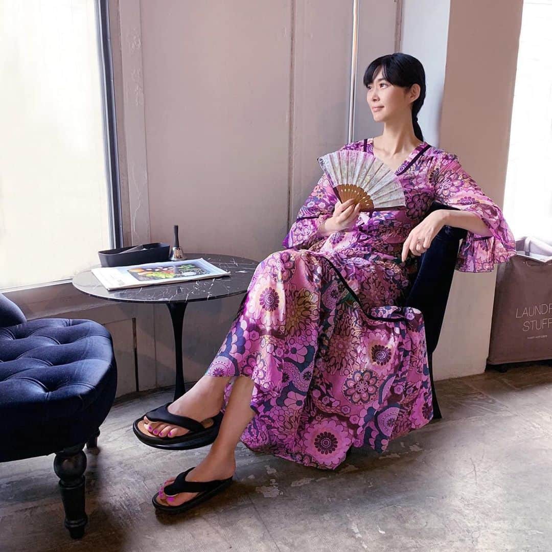 安珠のインスタグラム：「残暑お見舞い申し上げます﻿ 九月も暑いですね﻿ ﻿ 夏を支えてくれた京都アイテムに感謝﻿ 中村楼の女将さんから頂いたない藤の草履　﻿ 白竹堂の山岡さんからの京扇子﻿ #京扇子 #白竹堂 #JOJOnaitou #祇園ない藤」
