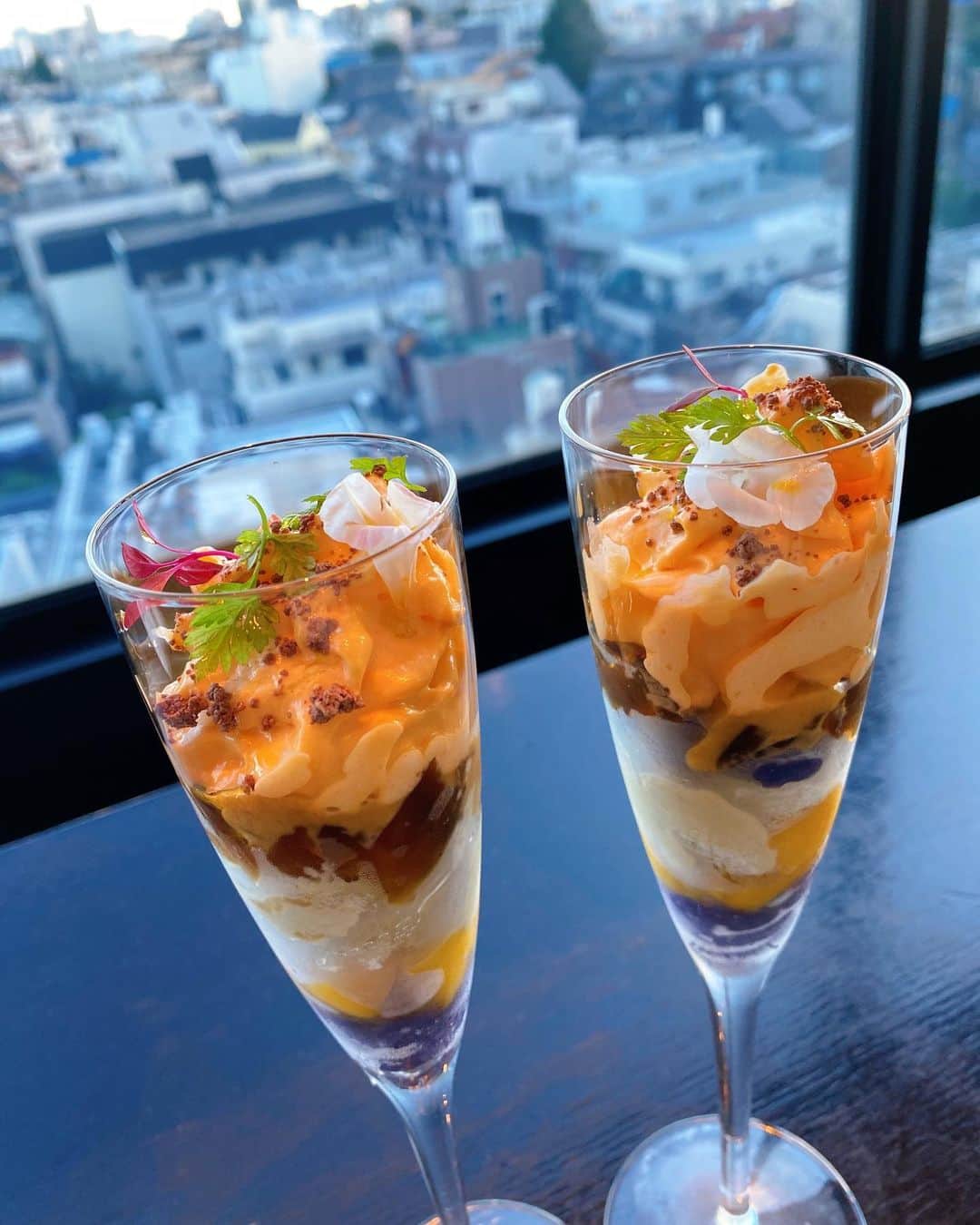 さわいえりさんのインスタグラム写真 - (さわいえりInstagram)「牡蠣を堪能🥰💓  神楽坂に、7/1にオープンしたばかりのお店 牡蠣フレンチのお店【Cierpo】@cierpo  年間を通して、牡蠣を楽しめるお店なの♩ 神楽坂の街並みを眺めながらとても贅沢！  私が頂いたのはプレミアムコース。 「伊勢志摩プレミアムオイスター」をはじめ、 「生雲丹のパルフェ仕立て」やフォワグラのパテ、 牛肉料理など贅沢なフルコースを頂きました🥰  それに生牡蠣3つとシャンパンを追加🥂  パルフェは見た目がデザートみたいですごく可愛くて映える⭐︎どれも繊細なお味で最高に美味しいよ💕  スタッフさんも知識が豊富でお話も楽しく、 ホスピタリティも高くて満足度大！！  またぜひランチにも行こうと決めたお店です…😌💕 ・ ・ ・ ・ ・ ・ ・ ・ ・ #Cierpo #神楽坂牡蠣 #神楽坂フレンチ #神楽坂グルメ #神楽坂ディナー #神楽坂オイスター #神楽坂ランチ #シェルポ#神楽坂#神楽坂カフェ#ディナー#ランチ#景色綺麗」9月2日 16時34分 - beauty_eri7