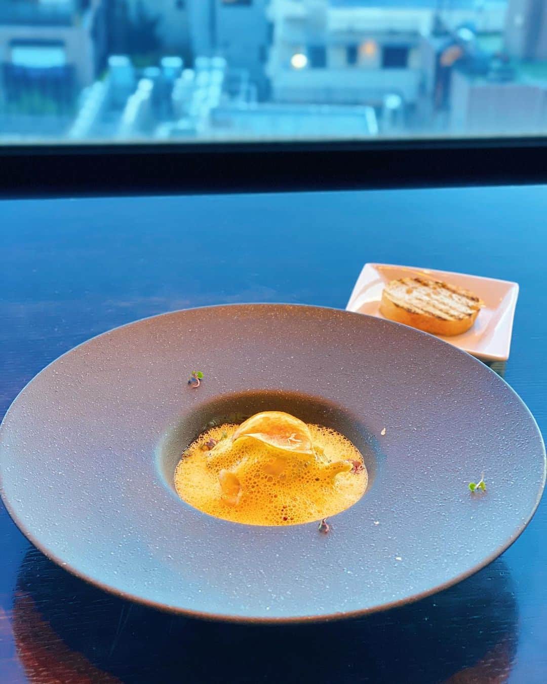 さわいえりさんのインスタグラム写真 - (さわいえりInstagram)「牡蠣を堪能🥰💓  神楽坂に、7/1にオープンしたばかりのお店 牡蠣フレンチのお店【Cierpo】@cierpo  年間を通して、牡蠣を楽しめるお店なの♩ 神楽坂の街並みを眺めながらとても贅沢！  私が頂いたのはプレミアムコース。 「伊勢志摩プレミアムオイスター」をはじめ、 「生雲丹のパルフェ仕立て」やフォワグラのパテ、 牛肉料理など贅沢なフルコースを頂きました🥰  それに生牡蠣3つとシャンパンを追加🥂  パルフェは見た目がデザートみたいですごく可愛くて映える⭐︎どれも繊細なお味で最高に美味しいよ💕  スタッフさんも知識が豊富でお話も楽しく、 ホスピタリティも高くて満足度大！！  またぜひランチにも行こうと決めたお店です…😌💕 ・ ・ ・ ・ ・ ・ ・ ・ ・ #Cierpo #神楽坂牡蠣 #神楽坂フレンチ #神楽坂グルメ #神楽坂ディナー #神楽坂オイスター #神楽坂ランチ #シェルポ#神楽坂#神楽坂カフェ#ディナー#ランチ#景色綺麗」9月2日 16時34分 - beauty_eri7