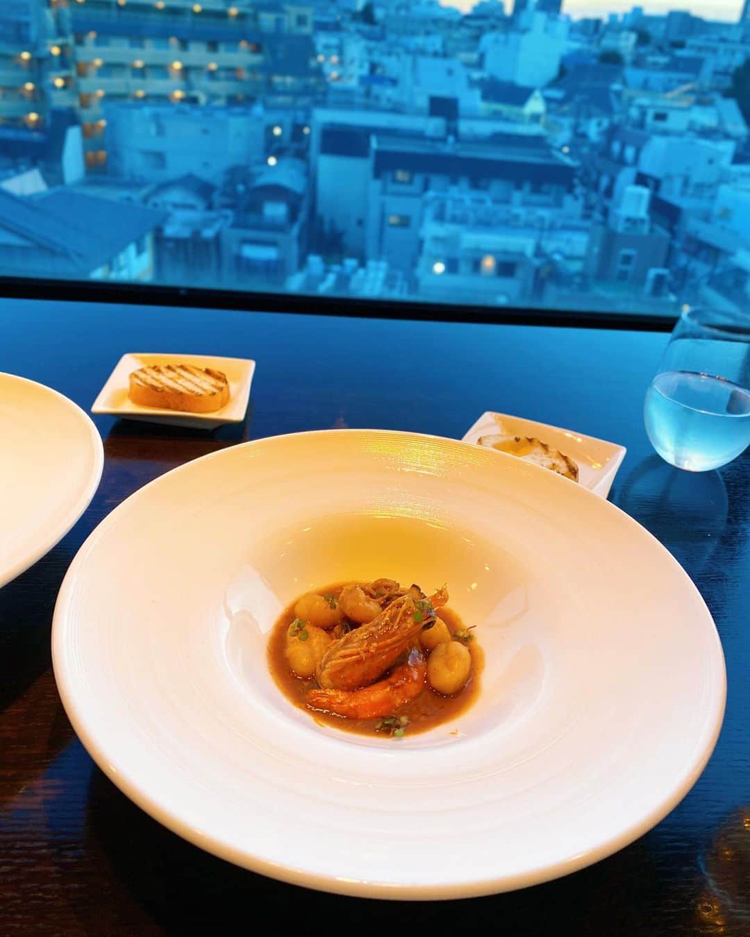 さわいえりさんのインスタグラム写真 - (さわいえりInstagram)「牡蠣を堪能🥰💓  神楽坂に、7/1にオープンしたばかりのお店 牡蠣フレンチのお店【Cierpo】@cierpo  年間を通して、牡蠣を楽しめるお店なの♩ 神楽坂の街並みを眺めながらとても贅沢！  私が頂いたのはプレミアムコース。 「伊勢志摩プレミアムオイスター」をはじめ、 「生雲丹のパルフェ仕立て」やフォワグラのパテ、 牛肉料理など贅沢なフルコースを頂きました🥰  それに生牡蠣3つとシャンパンを追加🥂  パルフェは見た目がデザートみたいですごく可愛くて映える⭐︎どれも繊細なお味で最高に美味しいよ💕  スタッフさんも知識が豊富でお話も楽しく、 ホスピタリティも高くて満足度大！！  またぜひランチにも行こうと決めたお店です…😌💕 ・ ・ ・ ・ ・ ・ ・ ・ ・ #Cierpo #神楽坂牡蠣 #神楽坂フレンチ #神楽坂グルメ #神楽坂ディナー #神楽坂オイスター #神楽坂ランチ #シェルポ#神楽坂#神楽坂カフェ#ディナー#ランチ#景色綺麗」9月2日 16時34分 - beauty_eri7