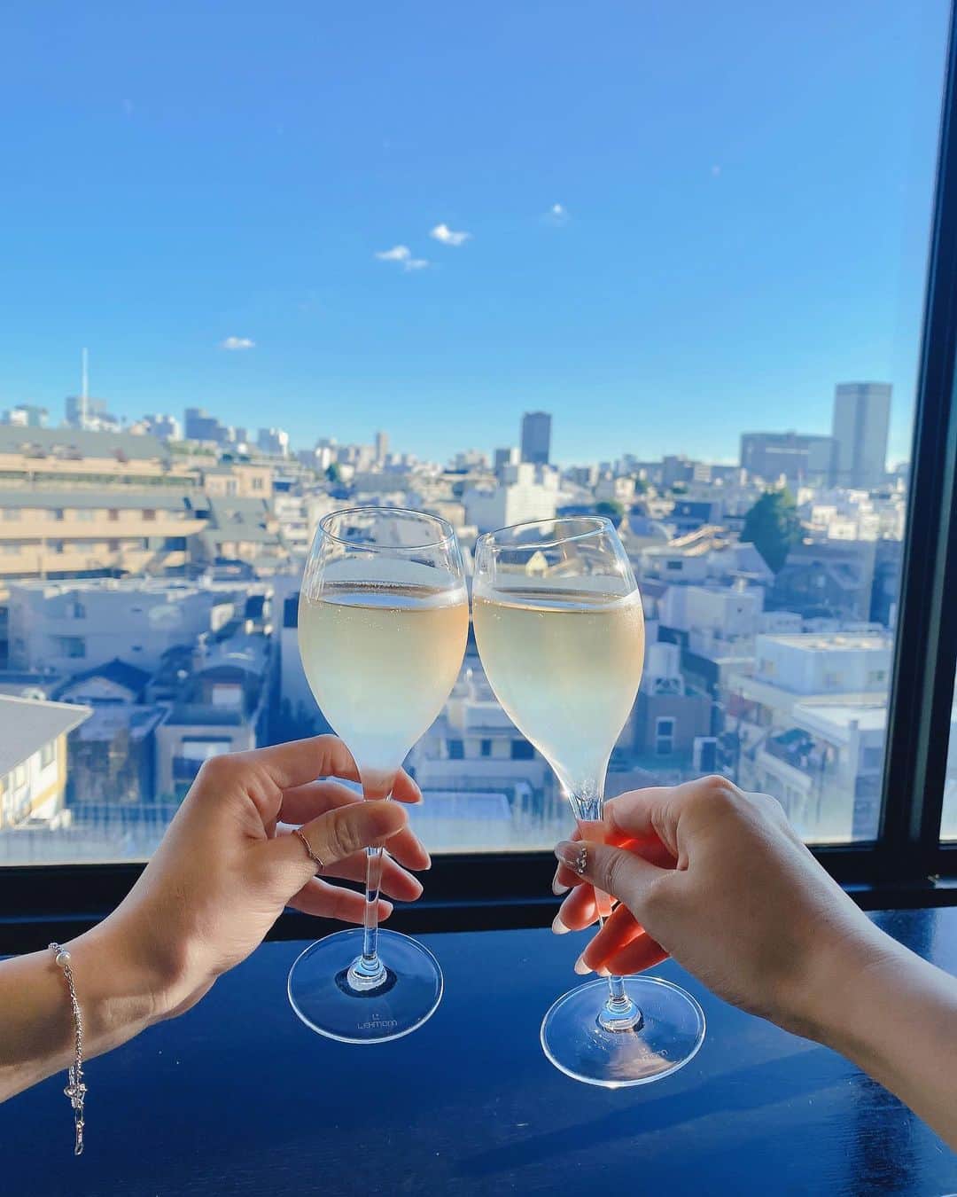 さわいえりさんのインスタグラム写真 - (さわいえりInstagram)「牡蠣を堪能🥰💓  神楽坂に、7/1にオープンしたばかりのお店 牡蠣フレンチのお店【Cierpo】@cierpo  年間を通して、牡蠣を楽しめるお店なの♩ 神楽坂の街並みを眺めながらとても贅沢！  私が頂いたのはプレミアムコース。 「伊勢志摩プレミアムオイスター」をはじめ、 「生雲丹のパルフェ仕立て」やフォワグラのパテ、 牛肉料理など贅沢なフルコースを頂きました🥰  それに生牡蠣3つとシャンパンを追加🥂  パルフェは見た目がデザートみたいですごく可愛くて映える⭐︎どれも繊細なお味で最高に美味しいよ💕  スタッフさんも知識が豊富でお話も楽しく、 ホスピタリティも高くて満足度大！！  またぜひランチにも行こうと決めたお店です…😌💕 ・ ・ ・ ・ ・ ・ ・ ・ ・ #Cierpo #神楽坂牡蠣 #神楽坂フレンチ #神楽坂グルメ #神楽坂ディナー #神楽坂オイスター #神楽坂ランチ #シェルポ#神楽坂#神楽坂カフェ#ディナー#ランチ#景色綺麗」9月2日 16時34分 - beauty_eri7
