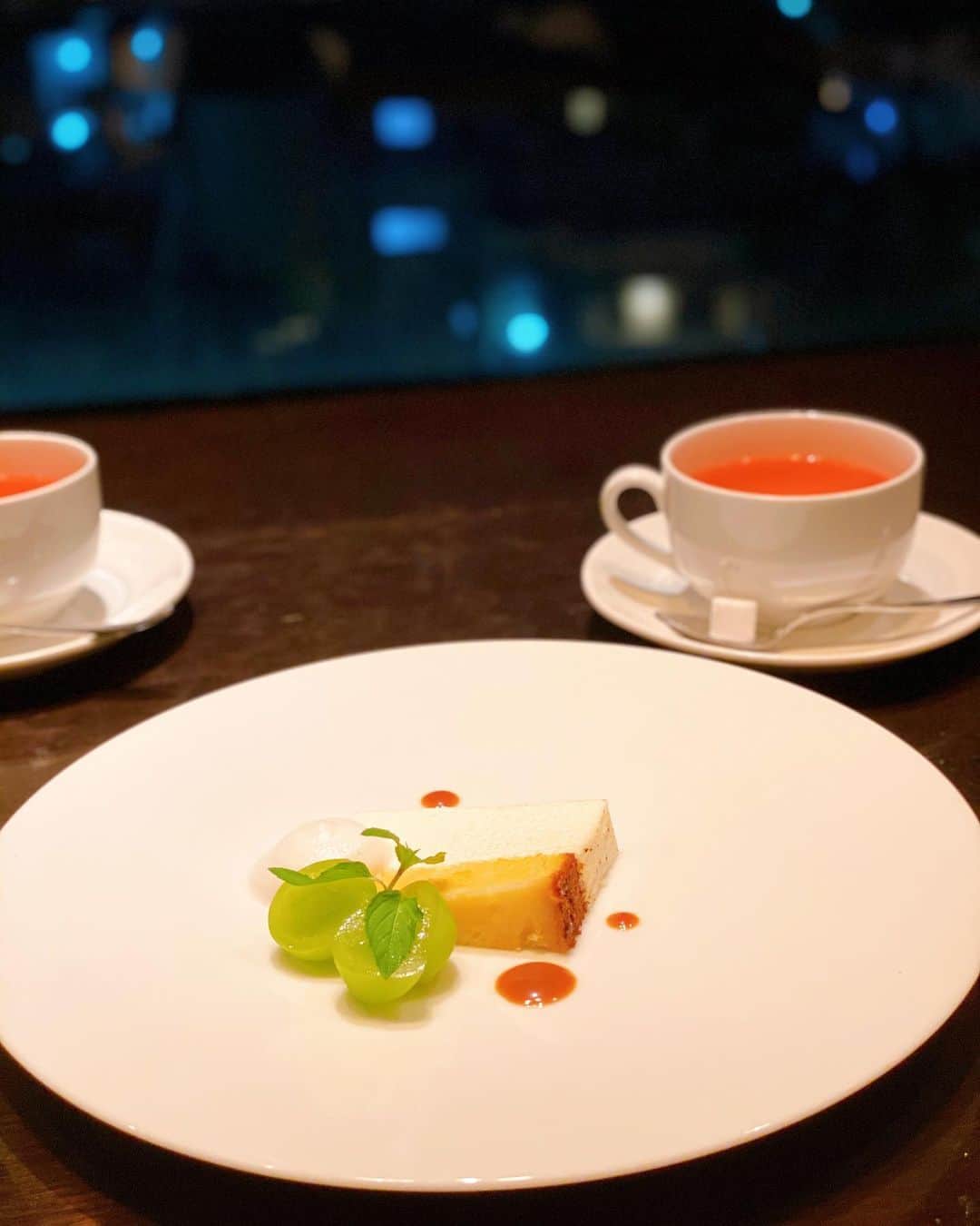 さわいえりさんのインスタグラム写真 - (さわいえりInstagram)「牡蠣を堪能🥰💓  神楽坂に、7/1にオープンしたばかりのお店 牡蠣フレンチのお店【Cierpo】@cierpo  年間を通して、牡蠣を楽しめるお店なの♩ 神楽坂の街並みを眺めながらとても贅沢！  私が頂いたのはプレミアムコース。 「伊勢志摩プレミアムオイスター」をはじめ、 「生雲丹のパルフェ仕立て」やフォワグラのパテ、 牛肉料理など贅沢なフルコースを頂きました🥰  それに生牡蠣3つとシャンパンを追加🥂  パルフェは見た目がデザートみたいですごく可愛くて映える⭐︎どれも繊細なお味で最高に美味しいよ💕  スタッフさんも知識が豊富でお話も楽しく、 ホスピタリティも高くて満足度大！！  またぜひランチにも行こうと決めたお店です…😌💕 ・ ・ ・ ・ ・ ・ ・ ・ ・ #Cierpo #神楽坂牡蠣 #神楽坂フレンチ #神楽坂グルメ #神楽坂ディナー #神楽坂オイスター #神楽坂ランチ #シェルポ#神楽坂#神楽坂カフェ#ディナー#ランチ#景色綺麗」9月2日 16時34分 - beauty_eri7