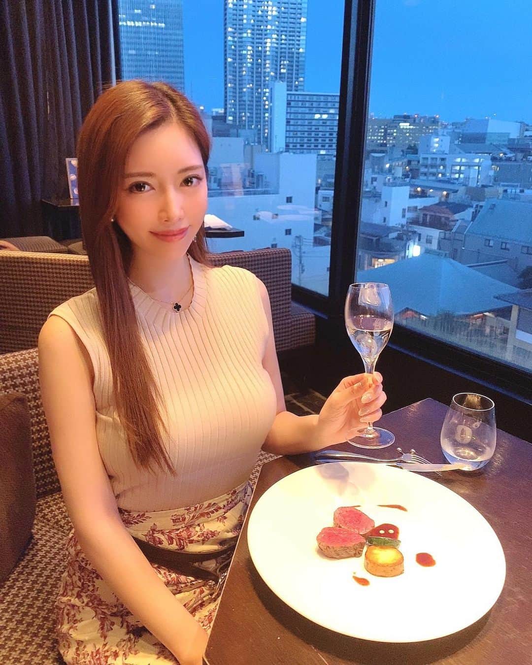 さわいえりさんのインスタグラム写真 - (さわいえりInstagram)「牡蠣を堪能🥰💓  神楽坂に、7/1にオープンしたばかりのお店 牡蠣フレンチのお店【Cierpo】@cierpo  年間を通して、牡蠣を楽しめるお店なの♩ 神楽坂の街並みを眺めながらとても贅沢！  私が頂いたのはプレミアムコース。 「伊勢志摩プレミアムオイスター」をはじめ、 「生雲丹のパルフェ仕立て」やフォワグラのパテ、 牛肉料理など贅沢なフルコースを頂きました🥰  それに生牡蠣3つとシャンパンを追加🥂  パルフェは見た目がデザートみたいですごく可愛くて映える⭐︎どれも繊細なお味で最高に美味しいよ💕  スタッフさんも知識が豊富でお話も楽しく、 ホスピタリティも高くて満足度大！！  またぜひランチにも行こうと決めたお店です…😌💕 ・ ・ ・ ・ ・ ・ ・ ・ ・ #Cierpo #神楽坂牡蠣 #神楽坂フレンチ #神楽坂グルメ #神楽坂ディナー #神楽坂オイスター #神楽坂ランチ #シェルポ#神楽坂#神楽坂カフェ#ディナー#ランチ#景色綺麗」9月2日 16時34分 - beauty_eri7