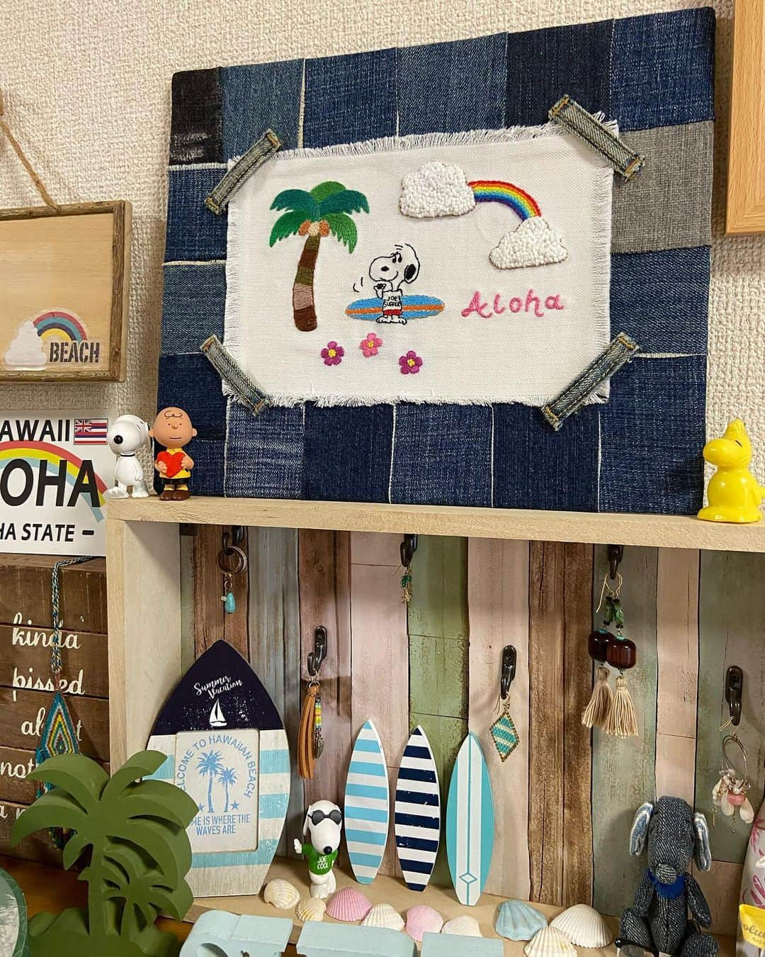 lalapinkさんのインスタグラム写真 - (lalapinkInstagram)「デニムでボードを作り、完成した刺繍を飾りました🏄‍♂️🌴🌺  #刺繍 #ハンドメイド #handmade #ハワイ #hawaii #アロハ #aloha #サーフ #surf #サーフボード #surfboard #スヌーピー #snoopy ##サーフスヌーピー #デニム #denim #おうち時間」9月2日 16時28分 - lalapink