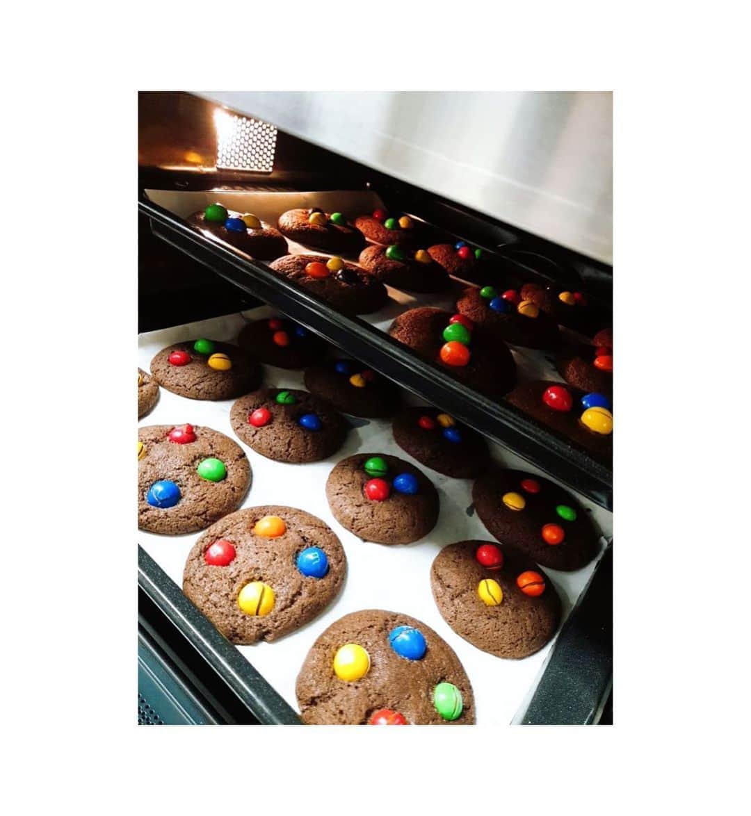ユナさんのインスタグラム写真 - (ユナInstagram)「hot chocolate cookies fresh out the oven🍪 #재택베이킹👩🏻‍🍳 #겉바속촉 #초코쿠키」9月2日 16時30分 - yoona__lim
