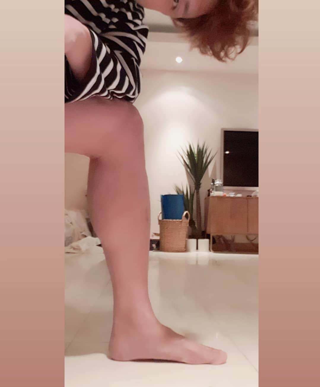 チョンギゴのインスタグラム：「인터넷에서 평발 사진보고 뭔 발이 저렇게 생겼냐 하다가 거울 봤는데 이거 뭐지? 내 발 왜 이렇게 생겼냐 나 평발임???」
