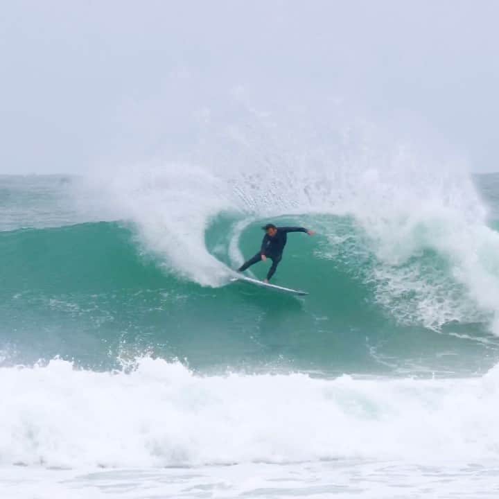 ジョーディ・スミスのインスタグラム：「First wave on my @smthshapes MAYTRIX 6,2 x 19 1/8 x 2 5/8 33.5L 📹 @seabond」