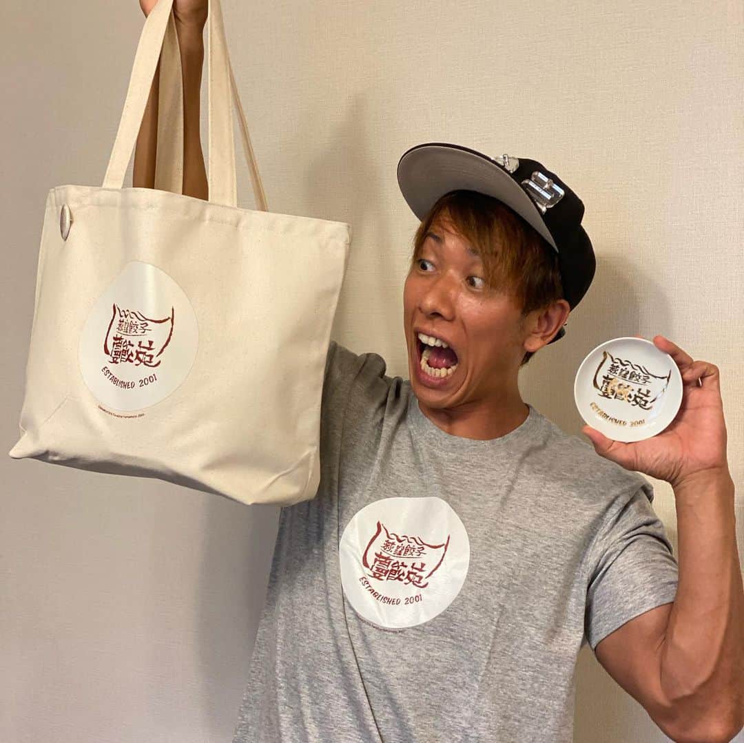 しみけんさんのインスタグラム写真 - (しみけんInstagram)「パラダイス山元さんから誕生日プレゼント！！﻿ ﻿ 伝説の餃子専門店「蔓餃苑」さんの餃子が﻿ ﻿ レクサスタクシーに乗って、我が家に来ましたー😂﻿ ﻿ うますぎるーーー🤤﻿ ﻿ #蔓餃苑 #レクサスタクシー #パラダイス山元さん #サンタクロース」9月2日 16時41分 - avshimiken