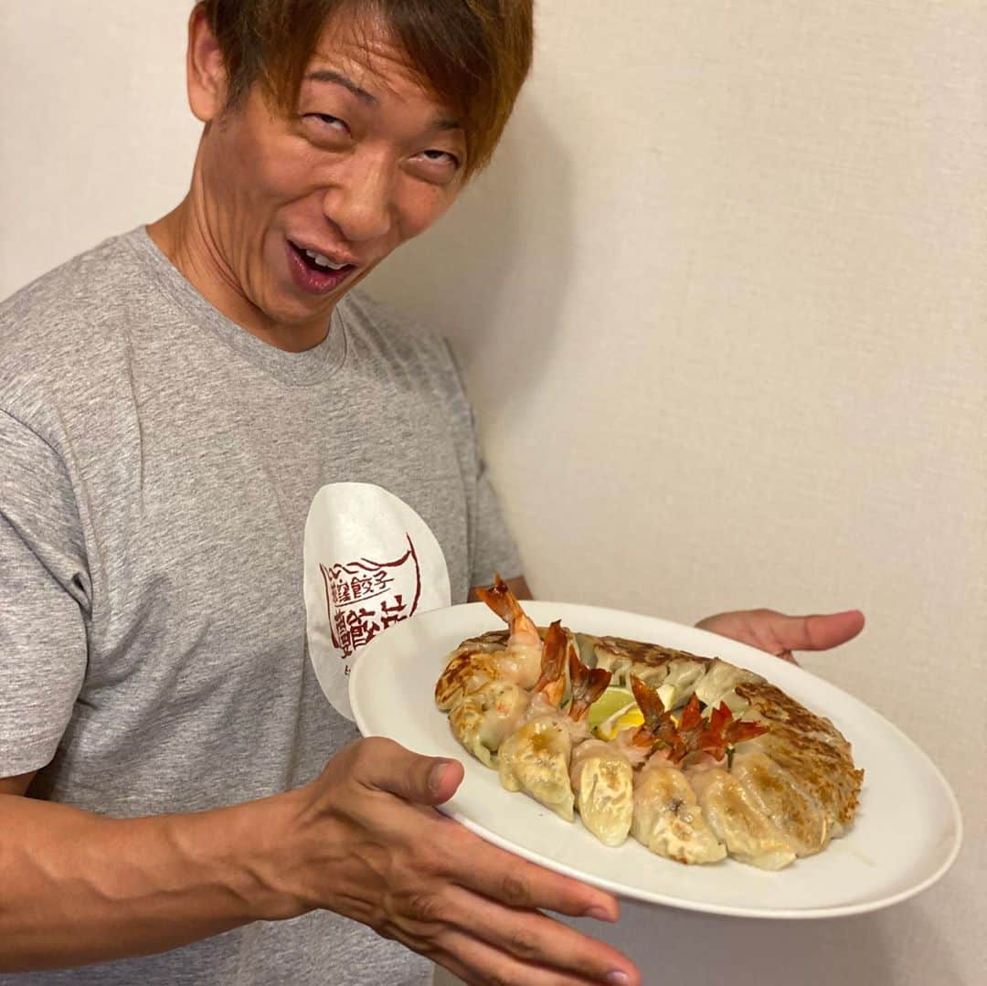 しみけんさんのインスタグラム写真 - (しみけんInstagram)「パラダイス山元さんから誕生日プレゼント！！﻿ ﻿ 伝説の餃子専門店「蔓餃苑」さんの餃子が﻿ ﻿ レクサスタクシーに乗って、我が家に来ましたー😂﻿ ﻿ うますぎるーーー🤤﻿ ﻿ #蔓餃苑 #レクサスタクシー #パラダイス山元さん #サンタクロース」9月2日 16時41分 - avshimiken