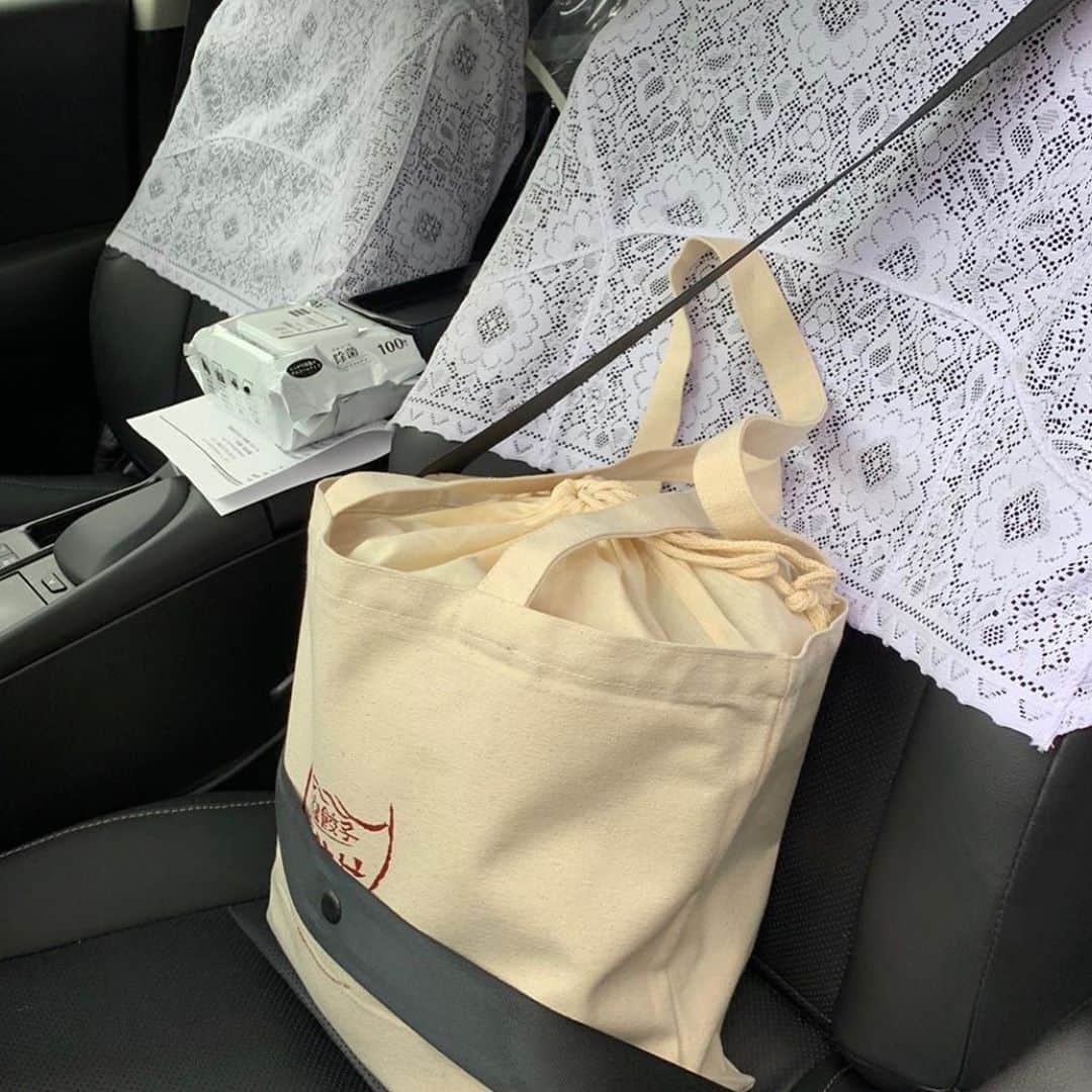 しみけんさんのインスタグラム写真 - (しみけんInstagram)「パラダイス山元さんから誕生日プレゼント！！﻿ ﻿ 伝説の餃子専門店「蔓餃苑」さんの餃子が﻿ ﻿ レクサスタクシーに乗って、我が家に来ましたー😂﻿ ﻿ うますぎるーーー🤤﻿ ﻿ #蔓餃苑 #レクサスタクシー #パラダイス山元さん #サンタクロース」9月2日 16時41分 - avshimiken