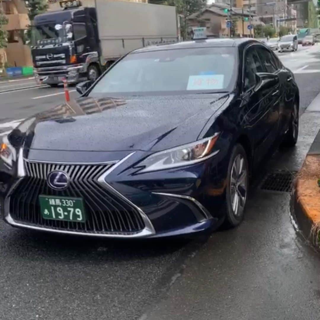 しみけんさんのインスタグラム写真 - (しみけんInstagram)「パラダイス山元さんから誕生日プレゼント！！﻿ ﻿ 伝説の餃子専門店「蔓餃苑」さんの餃子が﻿ ﻿ レクサスタクシーに乗って、我が家に来ましたー😂﻿ ﻿ うますぎるーーー🤤﻿ ﻿ #蔓餃苑 #レクサスタクシー #パラダイス山元さん #サンタクロース」9月2日 16時41分 - avshimiken