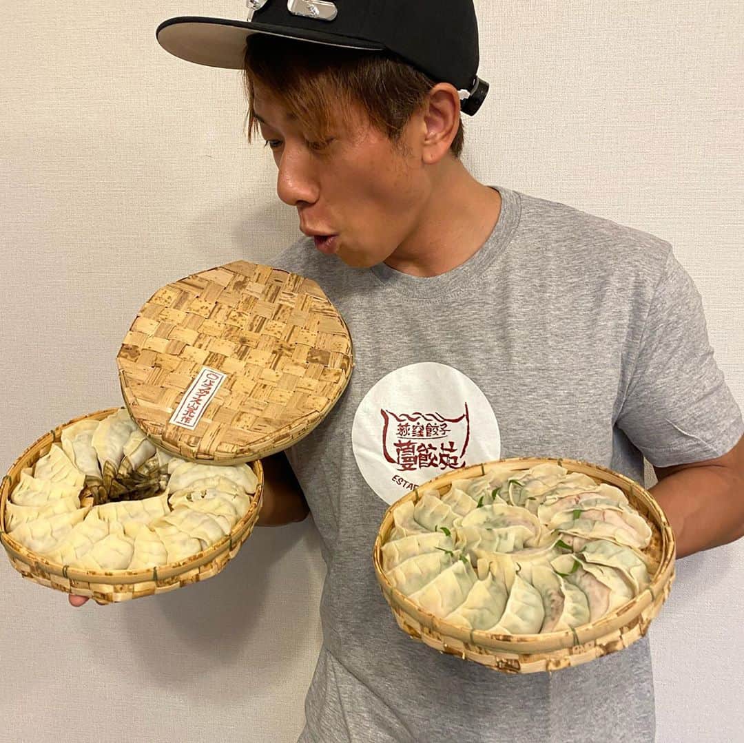 のインスタグラム：「パラダイス山元さんから誕生日プレゼント！！﻿ ﻿ 伝説の餃子専門店「蔓餃苑」さんの餃子が﻿ ﻿ レクサスタクシーに乗って、我が家に来ましたー😂﻿ ﻿ うますぎるーーー🤤﻿ ﻿ #蔓餃苑 #レクサスタクシー #パラダイス山元さん #サンタクロース」