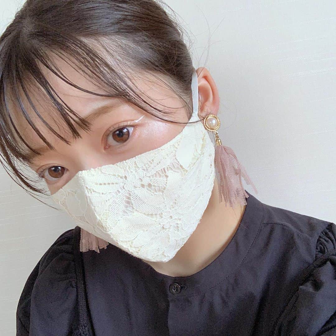 山岸理子のインスタグラム：「* マスクもかわいくすると女子力上がる気がする。笑  @whoswhochico のだよ☺︎  ・ ・ ・ ・ #tsubaki_factory #山岸理子 #マスク #レース #White #リボンマスク #whoswhochico」