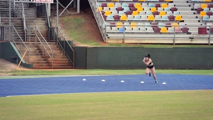 ミシェル・ジェネクのインスタグラム：「I’ve been celebrating every little win on my return from injury and today was a big one... FIRST TIME SPRINTING ON THE TRACK IN 332 DAYS!!! 😄」