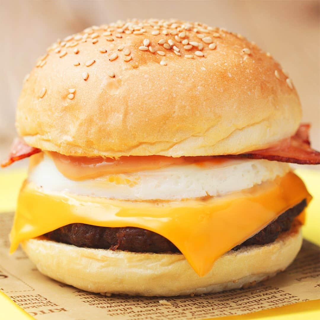 Tasty Japanさんのインスタグラム写真 - (Tasty JapanInstagram)「秋になったら食べたくなる！お月見チーズバーガー〜お家であの味を再現！〜 / Otsukimi Cheese Burger ㅤㅤㅤㅤㅤㅤㅤㅤㅤㅤㅤㅤㅤ 作ったら #tastyjapan をつけて投稿してくださいね！✨ ㅤㅤㅤㅤㅤㅤㅤㅤㅤㅤㅤㅤㅤ レシピはこちらをご覧ください♪ ㅤㅤㅤㅤㅤㅤㅤㅤㅤㅤㅤㅤㅤ お月見チーズバーガー 2人分 ㅤㅤㅤㅤㅤㅤㅤㅤㅤㅤㅤㅤㅤ 材料： ■パティ 牛ひき肉 200g 塩 小さじ1/3 粗挽きコショウ 小さじ1/3 ナツメグ 少々 サラダ油 大さじ1 ㅤㅤㅤㅤㅤㅤㅤㅤㅤㅤㅤㅤㅤ ■ソース マヨネーズ 大さじ3 ケチャップ 大さじ1 牛乳 小さじ1 レモン汁 小さじ1/2 にんにく（すりおろし） 小さじ1/2 ㅤㅤㅤㅤㅤㅤㅤㅤㅤㅤㅤㅤㅤ バンズ 2個 スライスベーコン（ハーフ） 2枚 卵 2個 スライスチーズ（チェダー） 2枚 バター　適量 ㅤㅤㅤㅤㅤㅤㅤㅤㅤㅤㅤㅤㅤ セルクル（直径8cm） 2個 ㅤㅤㅤㅤㅤㅤㅤㅤㅤㅤㅤㅤㅤ 作り方： 1. ボウルに牛ひき肉、塩、粗挽きコショウ、ナツメグを加え、粘りが出るまでよく捏ねる。 2. 手にサラダ油（分量外）を付けて(1)を2等分し、バンズの大きさよりひと回り大きい円形に成形し、空気を抜いて平らにする。 3. フライパンにサラダ油を引いて中火に熱し、(2)を入れる。フライ返しで表面を軽く押さえながら3分程焼き、焼き目が付いたら裏返し、弱火でさらに4-5分焼く。焼けたら皿に取り出す。 4. (3)のフライパンを再び火にかけ、ベーコンを並べて両面カリッとなるまで焼く。焼けたら皿に取り出す。 5. (4)のフライパンをキッチンペーパーで拭き取り、サラダ油を薄く引く。セルクルの内側にもサラダ油を塗ってフライパンにのせ、卵を割り落として火にかける。 6.白身が固まってきたらフライパンに水（50ml程度）を入れて蓋をしめ、2-3分蒸し焼きにする。 7.ボウルにソースの材料を加えて、よく混ぜ合わせる。 8.バンズの断面にバターを塗り、トースターでカリッとなるまで3分程焼く。 9.皿にバンズをのせ、パティ、スライスチーズ、目玉焼き、ベーコンをのせ、ソースをかけてバンズで挟んだら、完成！ ㅤㅤㅤㅤㅤㅤㅤㅤㅤㅤㅤㅤㅤ #料理 #手料理 #レシピ #料理動画 #クッキング #美味しい #ランチ #おうちごはん #夜ごはん #tastyjapan #BuzzFeed #cooking #tasty #japan #dinner #lunch #homemade #cook #秋 #パンレシピ #food #レシピ動画 #グルメ #食べ物 #recipe #お月見バーガー #ハンバーガーレシピ #チーズバーガー #お月見」9月2日 16時50分 - tastyjapan