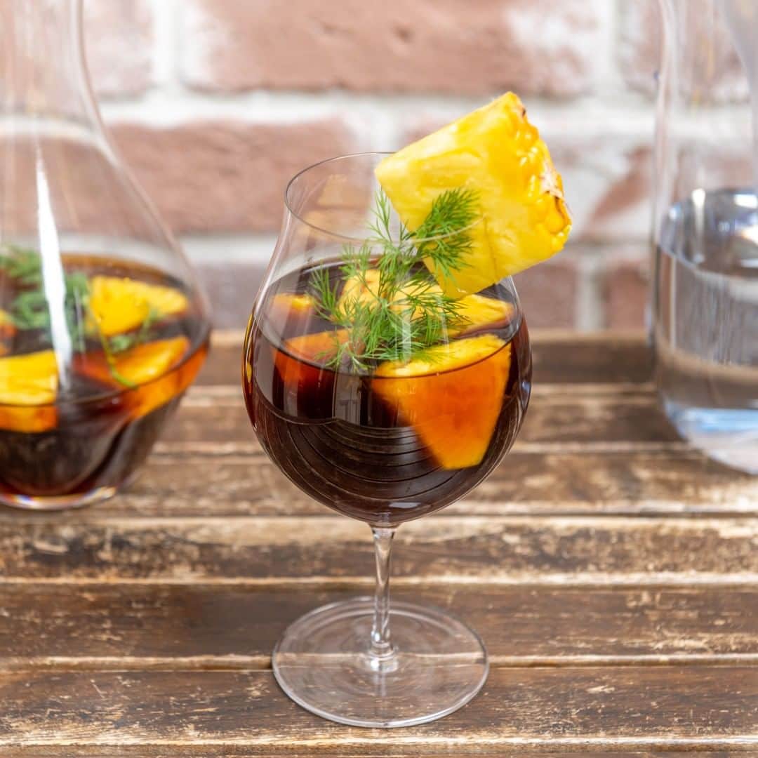 BRITA Japanのインスタグラム：「【おいしさの決め手はBRITAの水・BRITAで作るコールドブリューコーヒー】  最近人気のコールドブリューコーヒー。通常のコーヒーの淹れ方とは違い、水出しで抽出するから、お水のおいしさがさらに味に直結します。今回はそんなコールドブリューコーヒーにフルーツを入れて楽しむ、フルーツコールドブリューのレシピをご紹介します。水出しコーヒーを作るときにフルーツを一緒に入れるだけでOK。簡単に出来るので、ぜひBRITAの水で作ってみてください。 今回は、フルーツとハーブを組み合わせたものをご紹介します。  パイナップルとディルのコールドブリューコーヒー  ■材料（500ミリリットル分） ・コーヒー豆 40g （中煎りか浅煎り・挽き目は中挽き） ・パイナップル1/4個 ・ディル2本 ・BRITAの水 500ミリリットル  ■作り方  ①BRITAの水500ミリリットルを清潔なガラス瓶などの容器に入れておく  ②コーヒー豆を、お茶用パックに入れて、①に入れる ②パイナップルは好みの厚さにカットして、①に入れる ③ディルをよく洗って、①に入れる  ④冷蔵庫に入れて5時間～1晩ほど漬けておいたら出来上がり！」