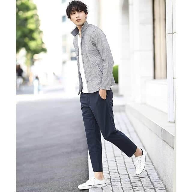 イトキンオンラインストアさんのインスタグラム写真 - (イトキンオンラインストアInstagram)「＼ダブルタップでいいね♡／ ﻿ ﻿ #MKMICHELKLEINHOMME﻿ ﻿ 【おすすめコーディネート情報 】﻿ ﻿ これからの季節に大活躍！﻿ スタンドカーディガンを取り入れた、きれいめコーディネート✨﻿ ﻿ シンプルなTシャツの上にカーディガンを羽織るだけで、夏から秋のスタイリングに簡単シフトチェンジ🍇﻿ まだ暑さが残る今の季節に、爽やかさもプラスしたコーディネートです！﻿ ﻿ #イトキンコーデ でこれまでのコーディネート情報をまとめてチェックできます！﻿ 皆さんの投稿もお待ちしております👒﻿ ﻿ －－－－－－－－－－－－－－－－－－－－－－－﻿ ﻿ 《商品情報》﻿ ﻿ ✔︎カーディガン﻿ カーディガン／メッシュメランジ﻿ ﻿ ✔︎カットソー﻿ カットソー／キュービック3Dリンクス﻿ ﻿ ✔︎パンツ﻿ パンツ／クールマックスオックス﻿ ﻿ －－－－－－－－－－－－－－－－－－－－－－－﻿ ﻿ こちらの商品はイトキンオンラインショップにてご購入いただけます🛒﻿ ﻿ #itokin#itokinonlinestore#ootd#outfit#イトキンファッション#ファッション#メンズファッション#メンズコーデ#アラサーファッション#アラフォーファッション#大人スタイル#きれいめコーデ#今日のコーデ#通勤コーデ#コーディネート#メンズコーディネート #メンズ服#通勤スタイル#人気コーデ#紳士服#スタイリッシュ#着回しアイテム#クールコーデ#ビジネスカジュアルコーデ#MKミッシェルクランオム」9月2日 17時00分 - itokinonline