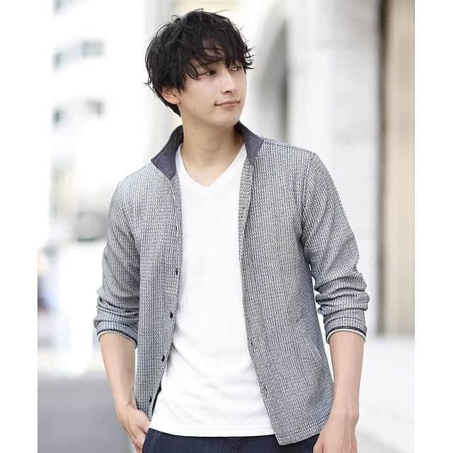 イトキンオンラインストアさんのインスタグラム写真 - (イトキンオンラインストアInstagram)「＼ダブルタップでいいね♡／ ﻿ ﻿ #MKMICHELKLEINHOMME﻿ ﻿ 【おすすめコーディネート情報 】﻿ ﻿ これからの季節に大活躍！﻿ スタンドカーディガンを取り入れた、きれいめコーディネート✨﻿ ﻿ シンプルなTシャツの上にカーディガンを羽織るだけで、夏から秋のスタイリングに簡単シフトチェンジ🍇﻿ まだ暑さが残る今の季節に、爽やかさもプラスしたコーディネートです！﻿ ﻿ #イトキンコーデ でこれまでのコーディネート情報をまとめてチェックできます！﻿ 皆さんの投稿もお待ちしております👒﻿ ﻿ －－－－－－－－－－－－－－－－－－－－－－－﻿ ﻿ 《商品情報》﻿ ﻿ ✔︎カーディガン﻿ カーディガン／メッシュメランジ﻿ ﻿ ✔︎カットソー﻿ カットソー／キュービック3Dリンクス﻿ ﻿ ✔︎パンツ﻿ パンツ／クールマックスオックス﻿ ﻿ －－－－－－－－－－－－－－－－－－－－－－－﻿ ﻿ こちらの商品はイトキンオンラインショップにてご購入いただけます🛒﻿ ﻿ #itokin#itokinonlinestore#ootd#outfit#イトキンファッション#ファッション#メンズファッション#メンズコーデ#アラサーファッション#アラフォーファッション#大人スタイル#きれいめコーデ#今日のコーデ#通勤コーデ#コーディネート#メンズコーディネート #メンズ服#通勤スタイル#人気コーデ#紳士服#スタイリッシュ#着回しアイテム#クールコーデ#ビジネスカジュアルコーデ#MKミッシェルクランオム」9月2日 17時00分 - itokinonline