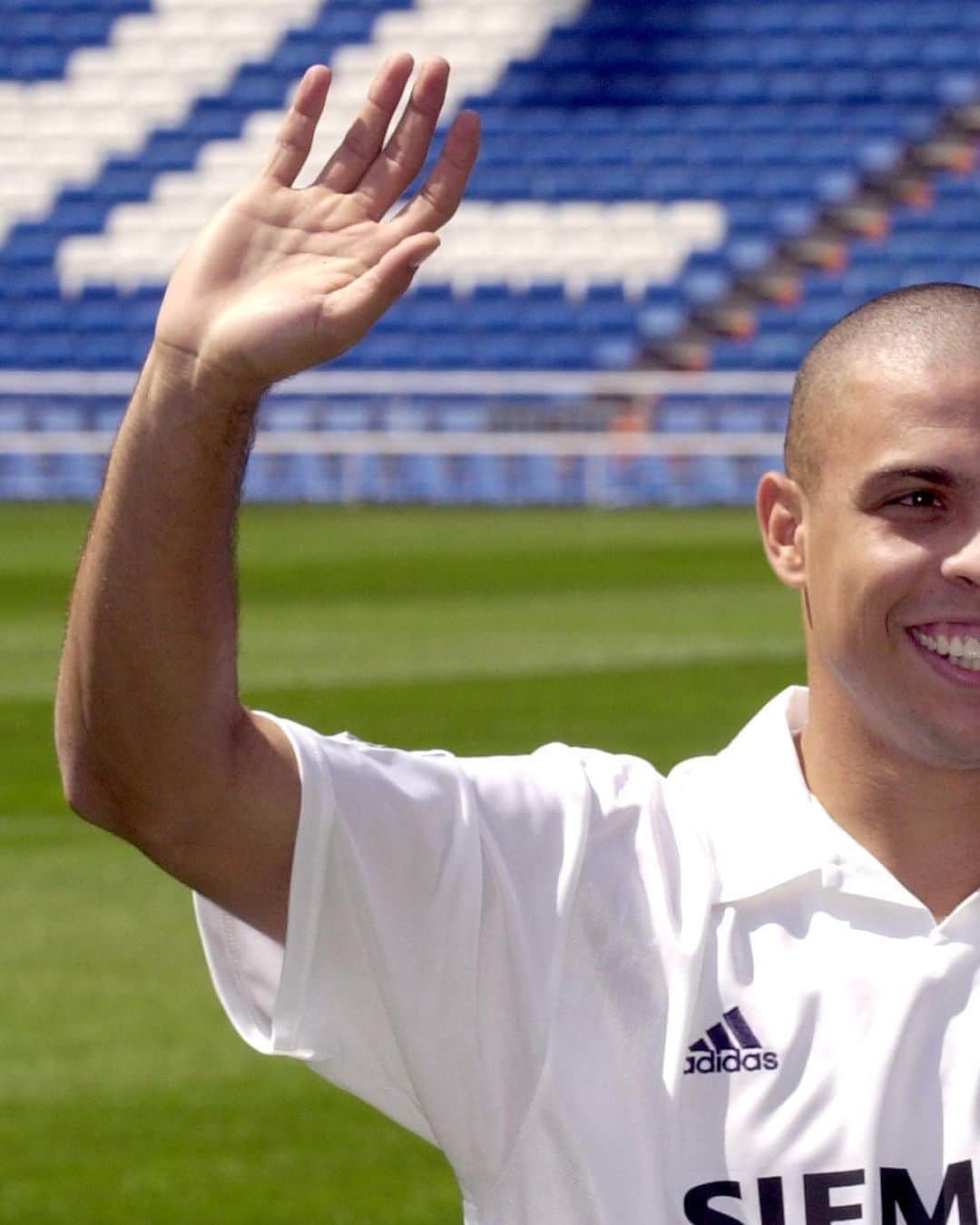 LFPさんのインスタグラム写真 - (LFPInstagram)「A ‘REAL’ GALACTICO! 🌟 😄🔙🤍🇧🇷 #OnThisDay in 2002, @realmadrid presented @ronaldo at the Bernabeu!   Un GALÁCTICO REAL. 🌟 😄🔙🤍🇧🇷 #TalDíaComoHoy en 2002, ¡el Real Madrid presentaba a Ronaldo!   #Ronaldo #RealMadrid #LaLigaSantander #LaLiga #LaLigaHistory」9月2日 17時00分 - laliga