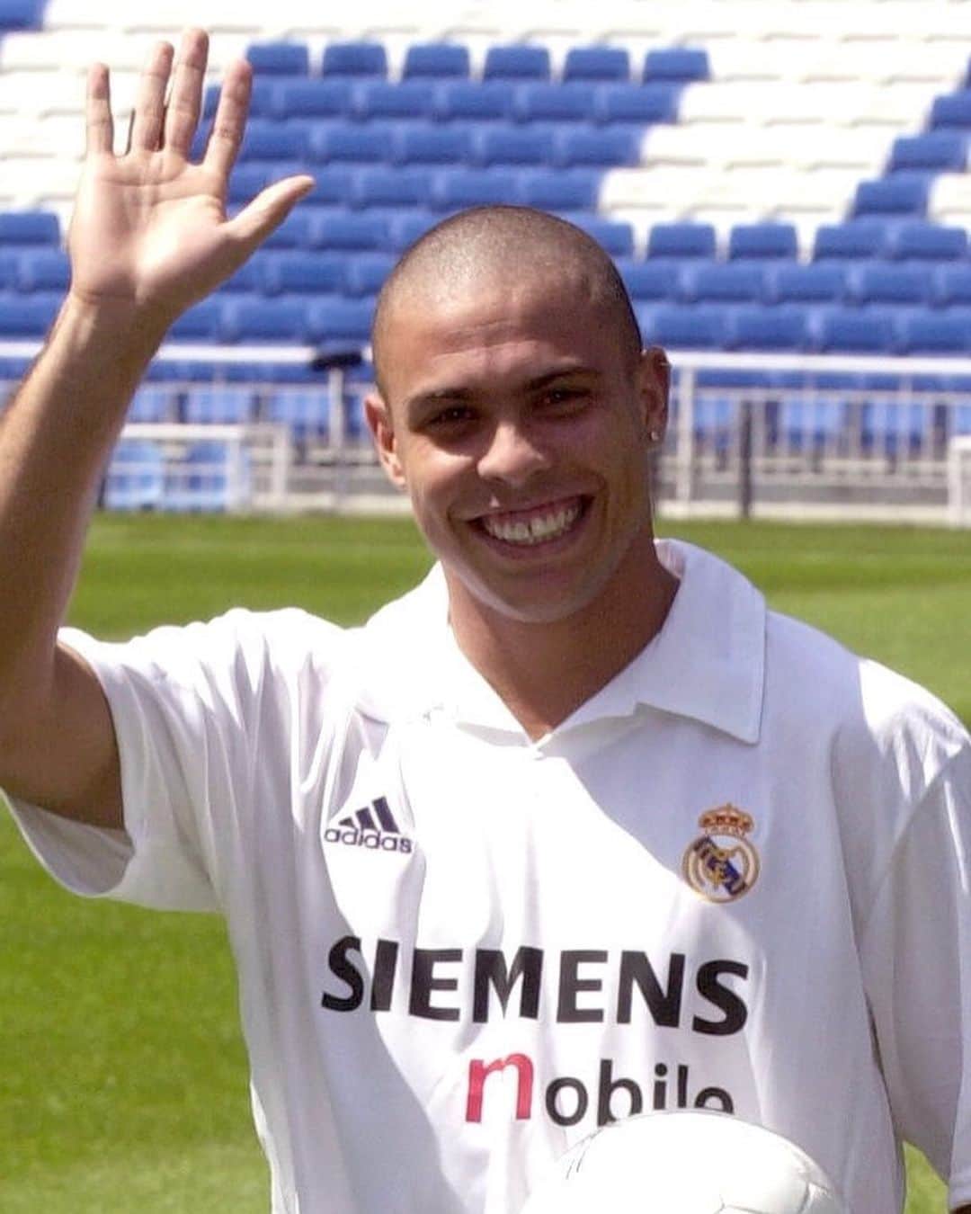 LFPさんのインスタグラム写真 - (LFPInstagram)「A ‘REAL’ GALACTICO! 🌟 😄🔙🤍🇧🇷 #OnThisDay in 2002, @realmadrid presented @ronaldo at the Bernabeu!   Un GALÁCTICO REAL. 🌟 😄🔙🤍🇧🇷 #TalDíaComoHoy en 2002, ¡el Real Madrid presentaba a Ronaldo!   #Ronaldo #RealMadrid #LaLigaSantander #LaLiga #LaLigaHistory」9月2日 17時00分 - laliga