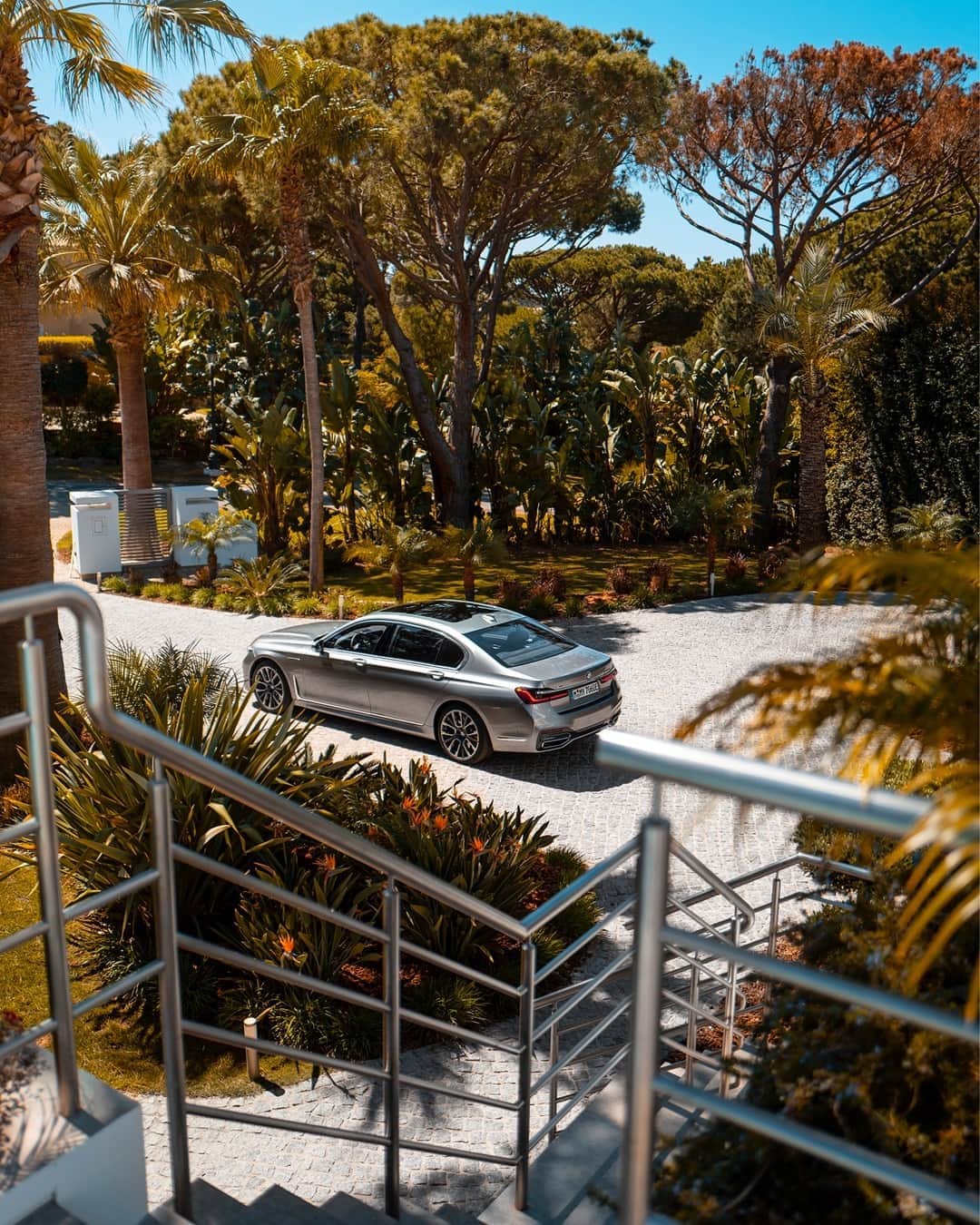 BMWのインスタグラム：「The best morning view from a terrace. The BMW 7 Series Sedan. #THE7 #BMW #7Series __ BMW 745Le xDrive Sedan: Energy consumption in kWh/100 km (combined): 16.2–15.8. Fuel consumption in l/100 km (combined): 2.5–2.3. CO2 emissions in g/km (combined): 57–52. Further information: www.bmw.com/disclaimer.  	 Acceleration (0-100 km/h): 5.1 s.」